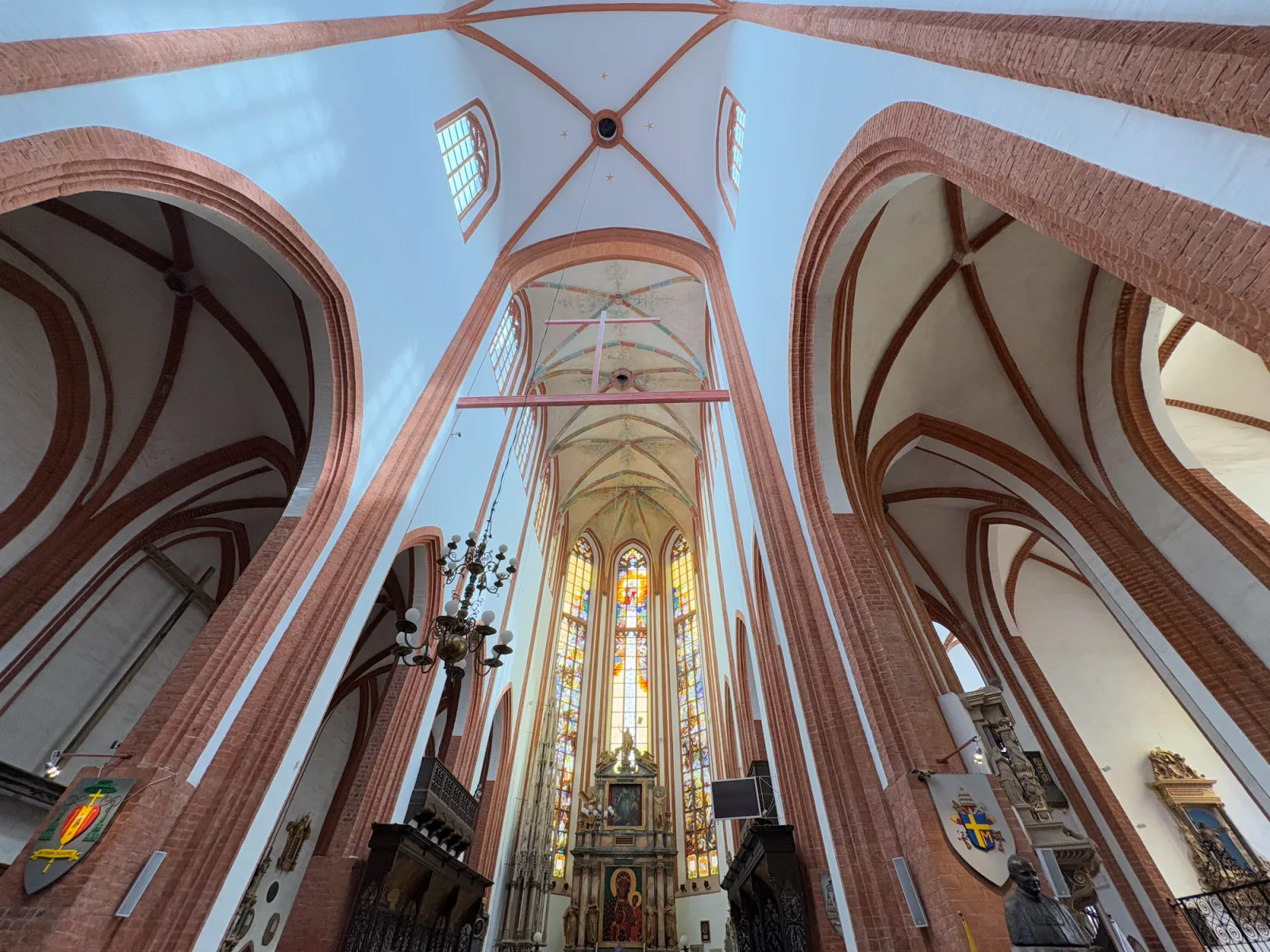 St.-Elisabeth-Kirche Breslau, gotisches Kirchenschiff mit Buntglasfenstern