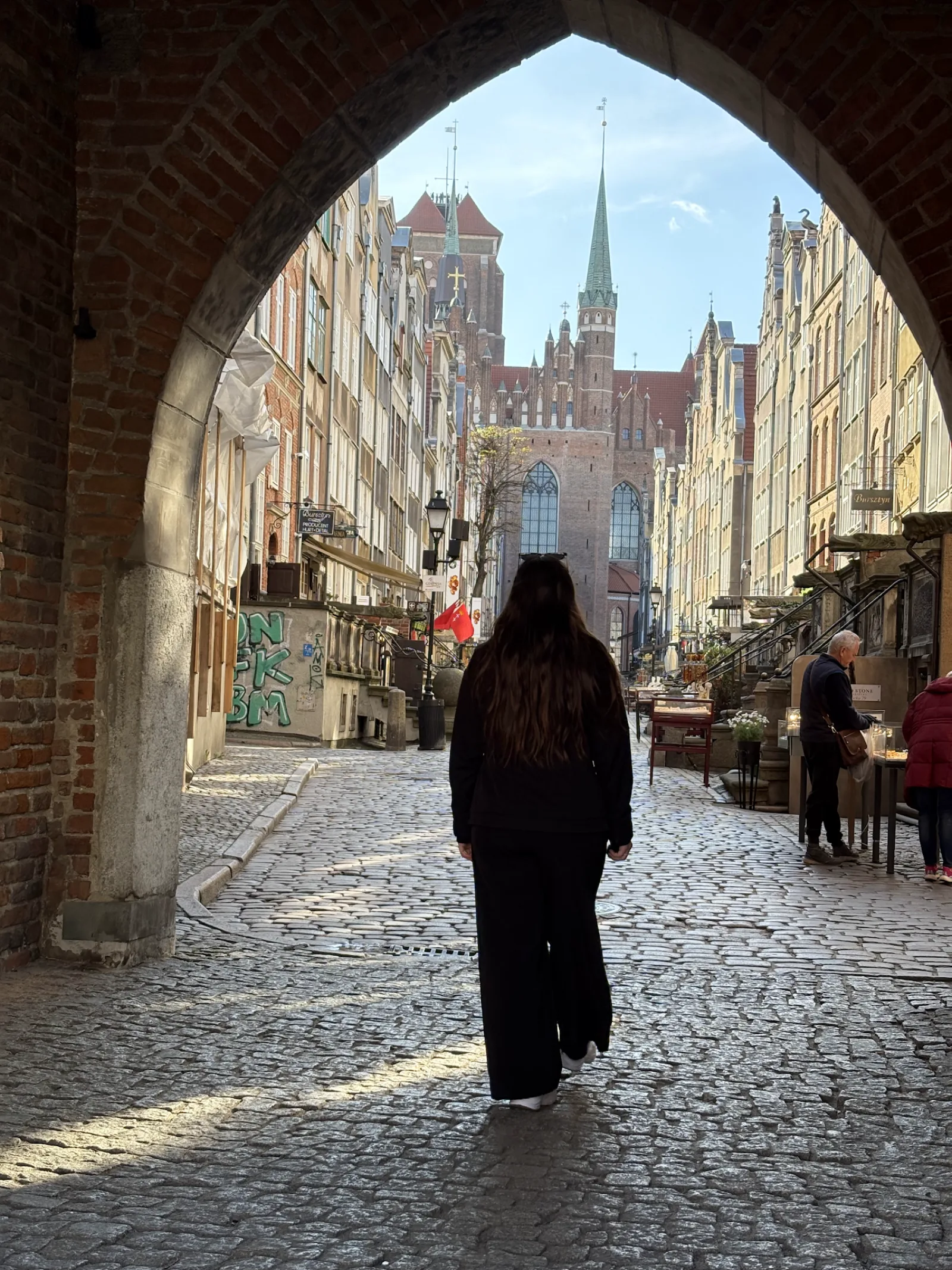 Torbogen der Frauengasse mit Blick auf die Marienkirche und Bernstein-Läden