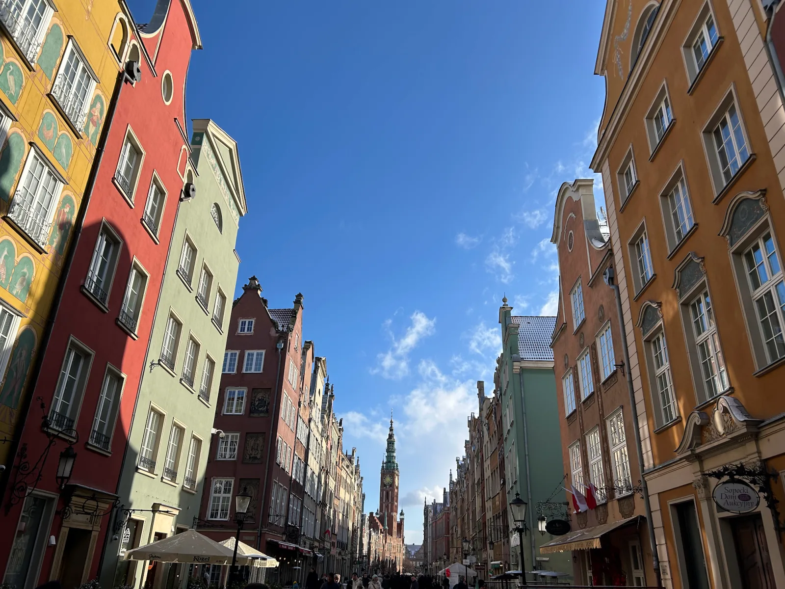 Bunte Bürgerhäuser in der Langgasse mit Blick auf den Rathausturm in Danzig