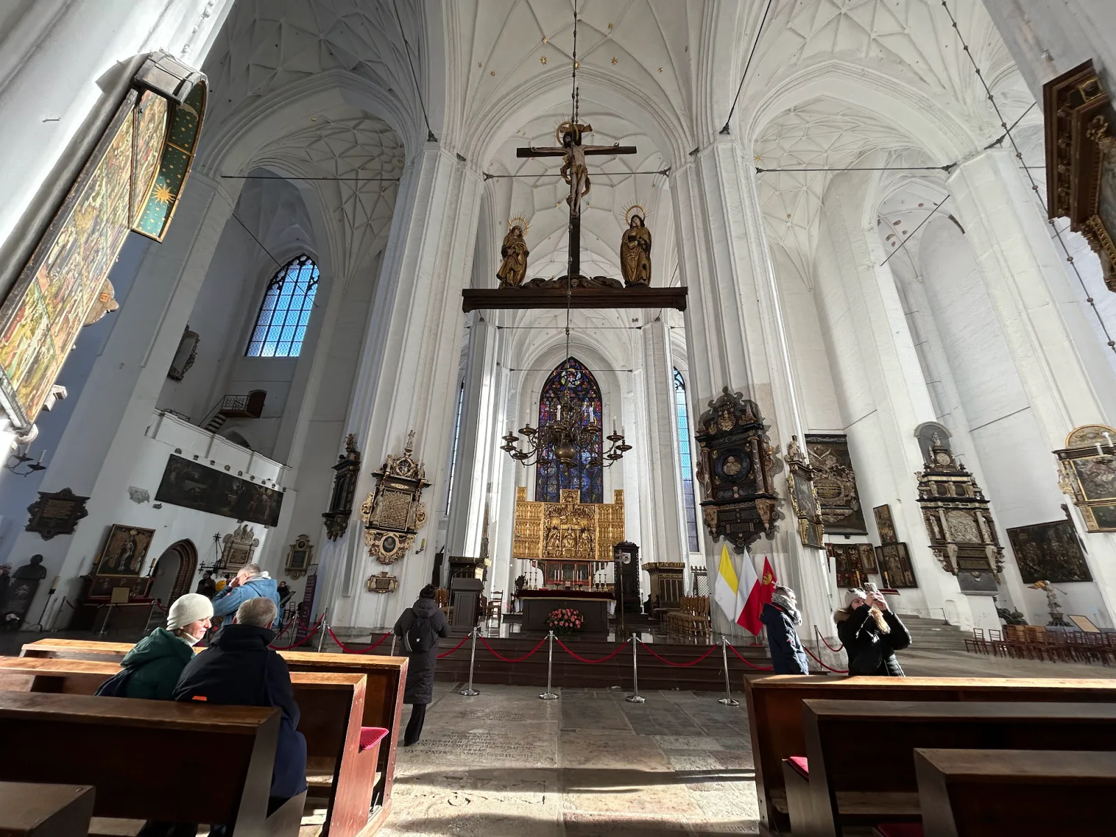 Gotisches Gewölbe und Hauptaltar im Innenraum der Marienkirche Danzig