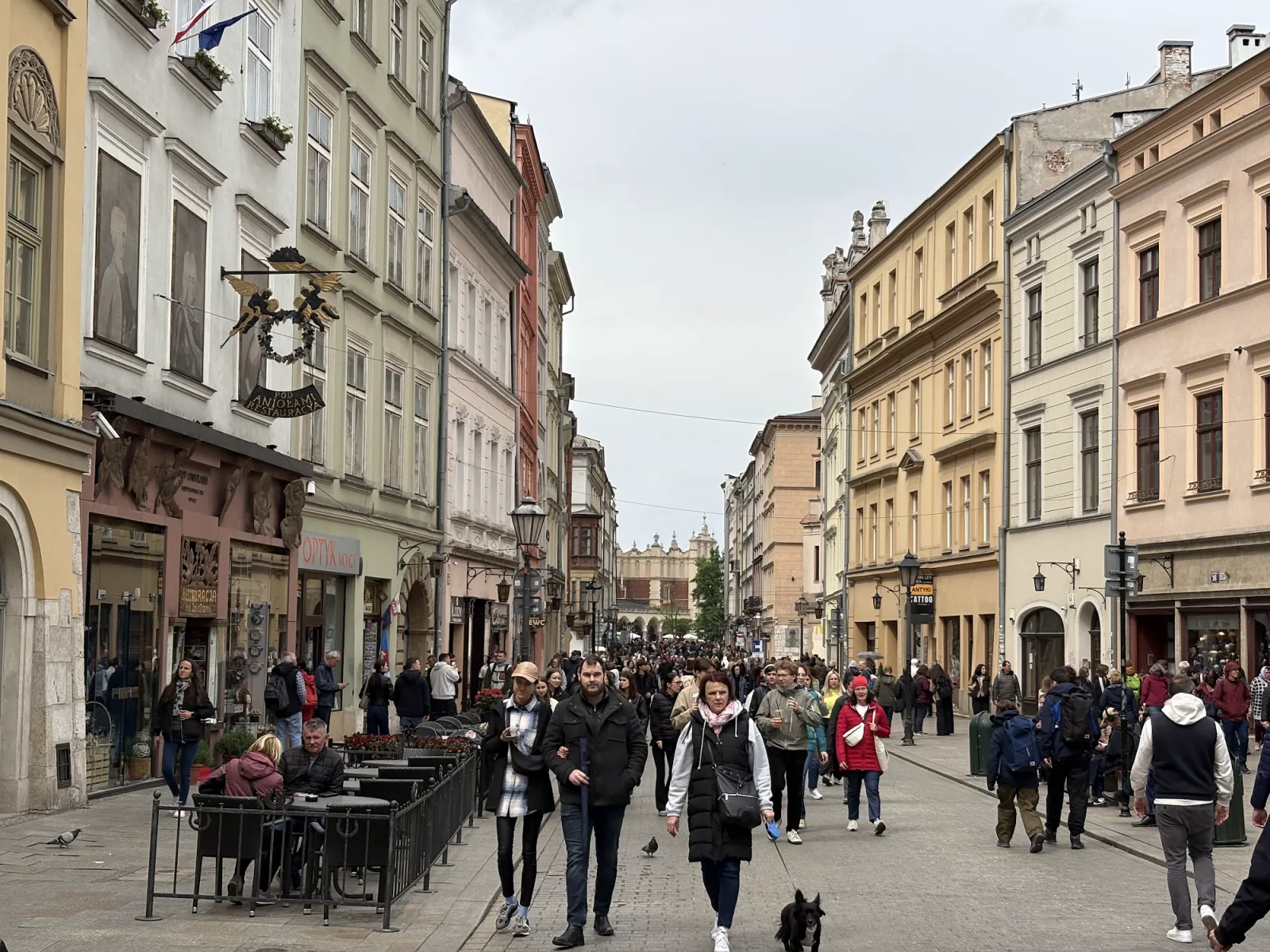 Belebte Altstadtgasse in Krakau mit Blick auf die Tuchhallen