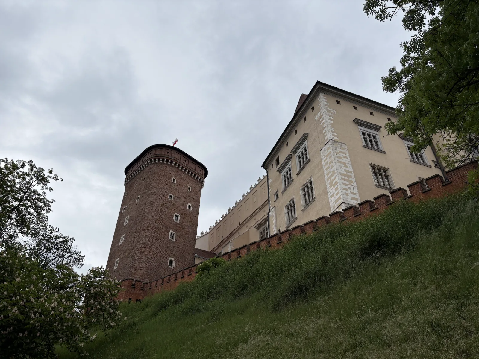Der Sigismund-Turm von Schloss Wawel über der Weichsel in Krakau