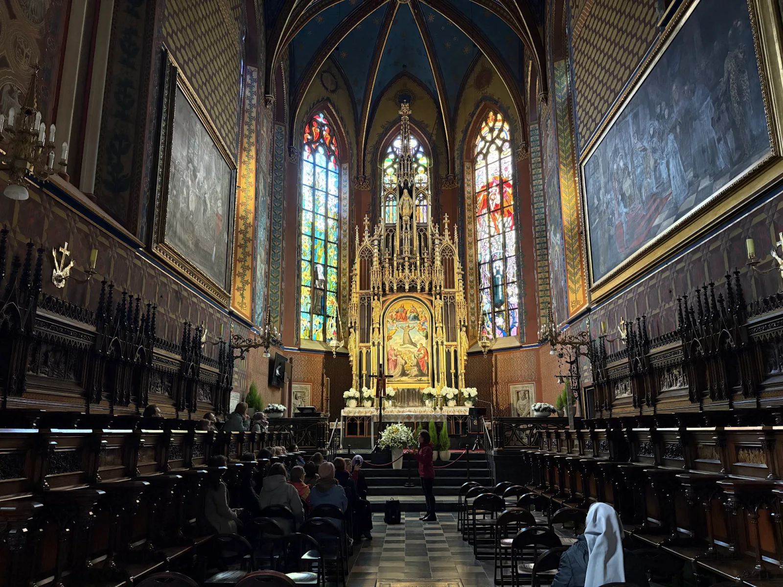 Innenraum der Franziskanerkirche in Krakau mit Jugendstil-Chorfenstern