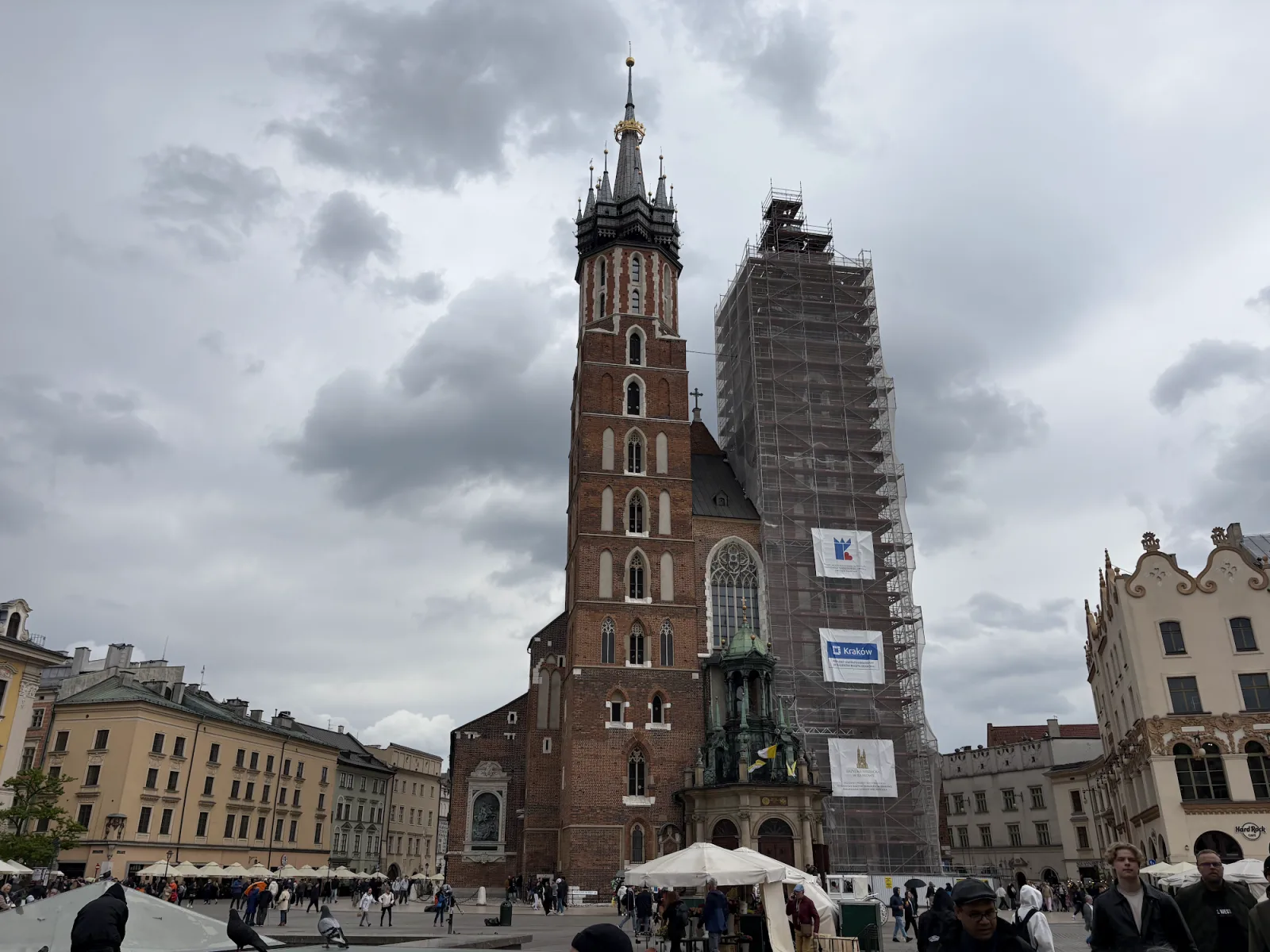 Marienkirche Krakau mit den zwei asymmetrischen Türmen am Rynek Główny
