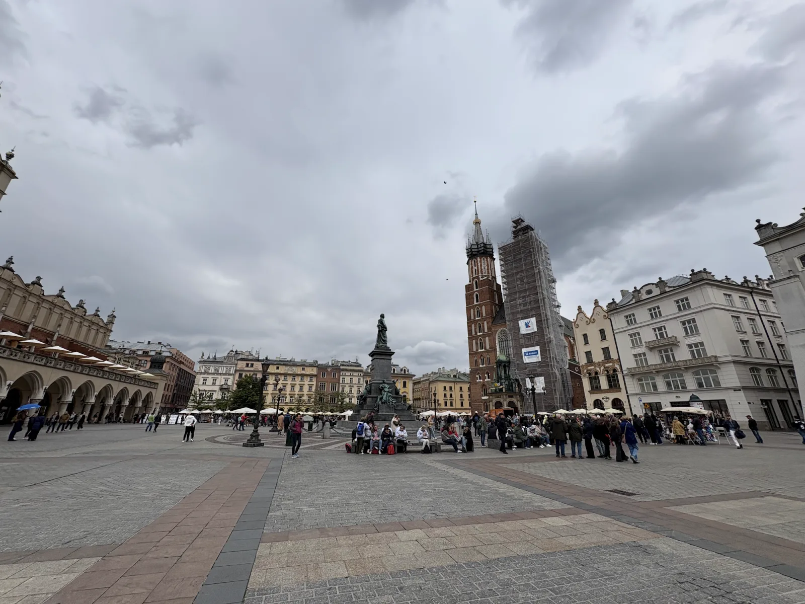 Adam-Mickiewicz-Denkmal auf dem Krakauer Hauptmarkt, Treffpunkt für Free Walking Tours