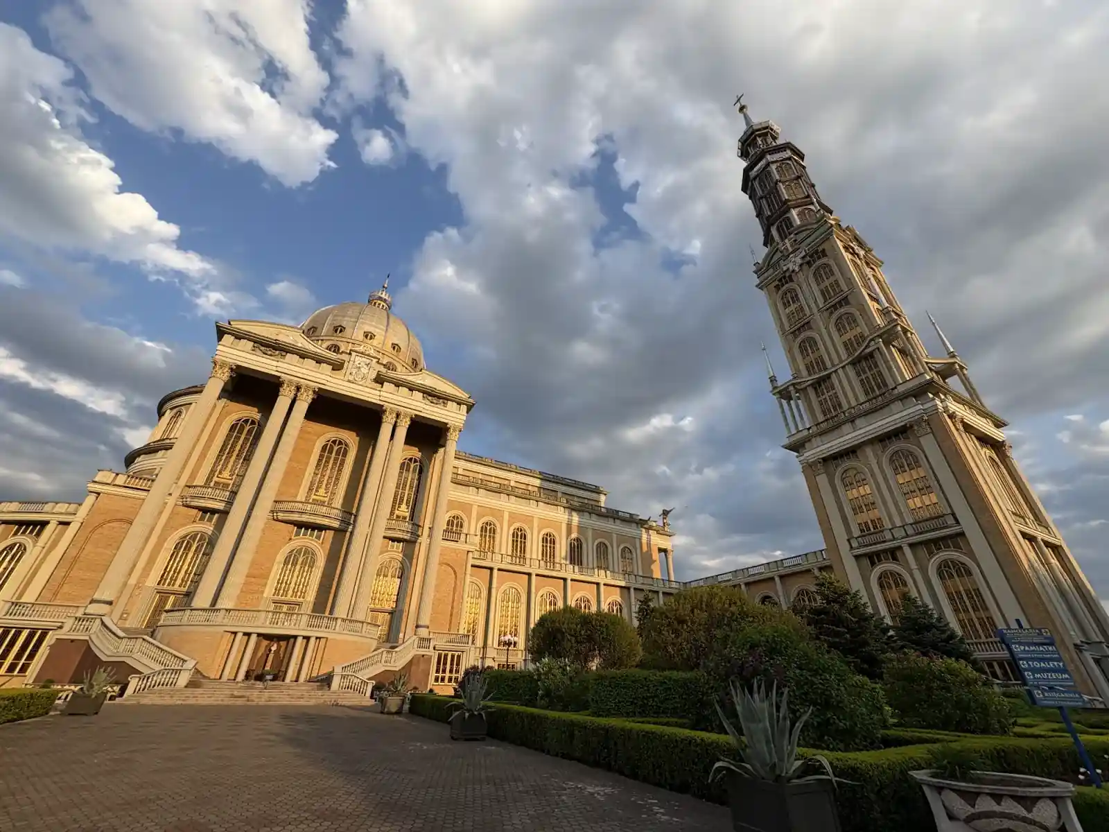 Basilika der Muttergottes von Licheń, Außenansicht mit Kuppel und Glockenturm