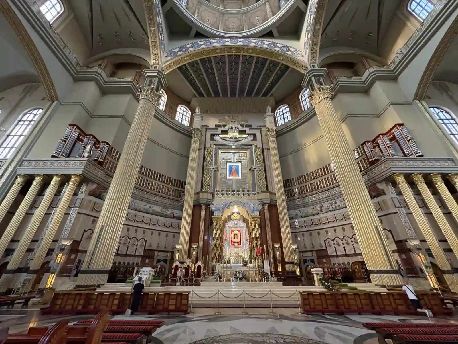 Hauptaltar und Kuppel im Innenraum der Basilika der Muttergottes von Licheń