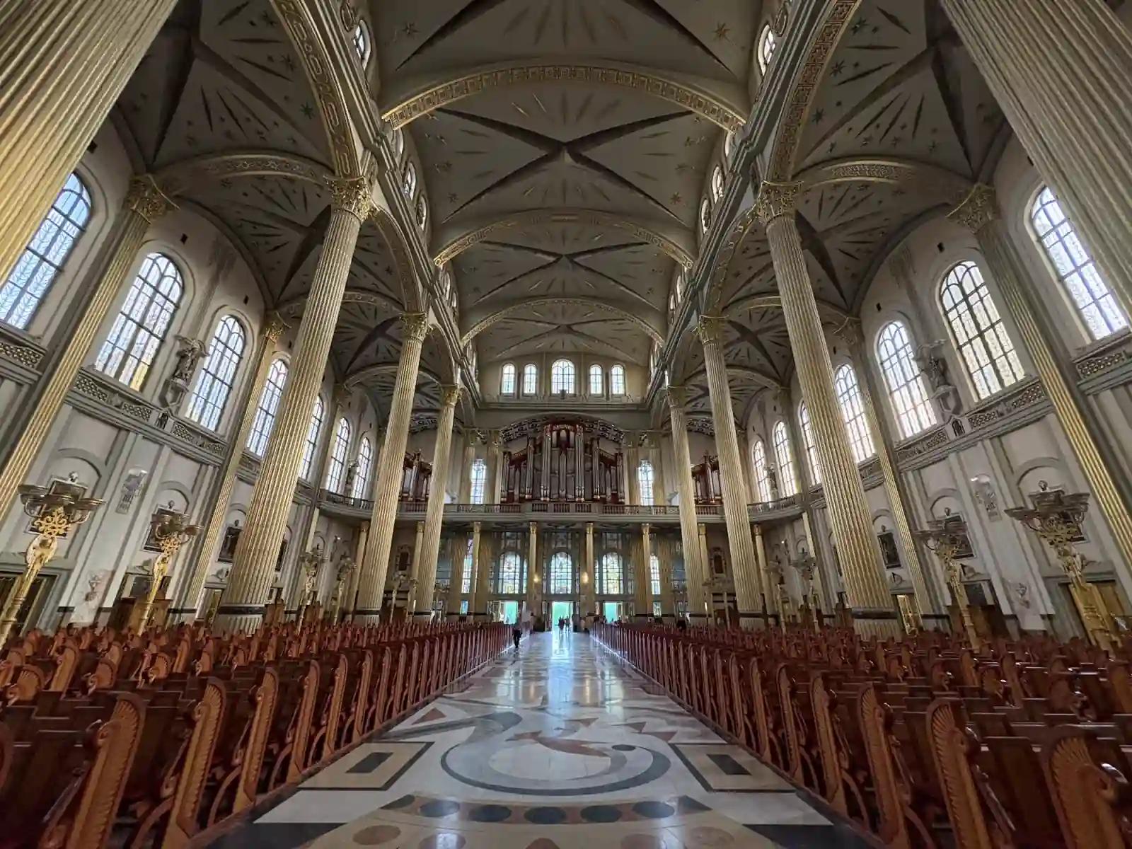 Kirchenschiff der Basilika von Licheń mit Blick auf die große Orgel
