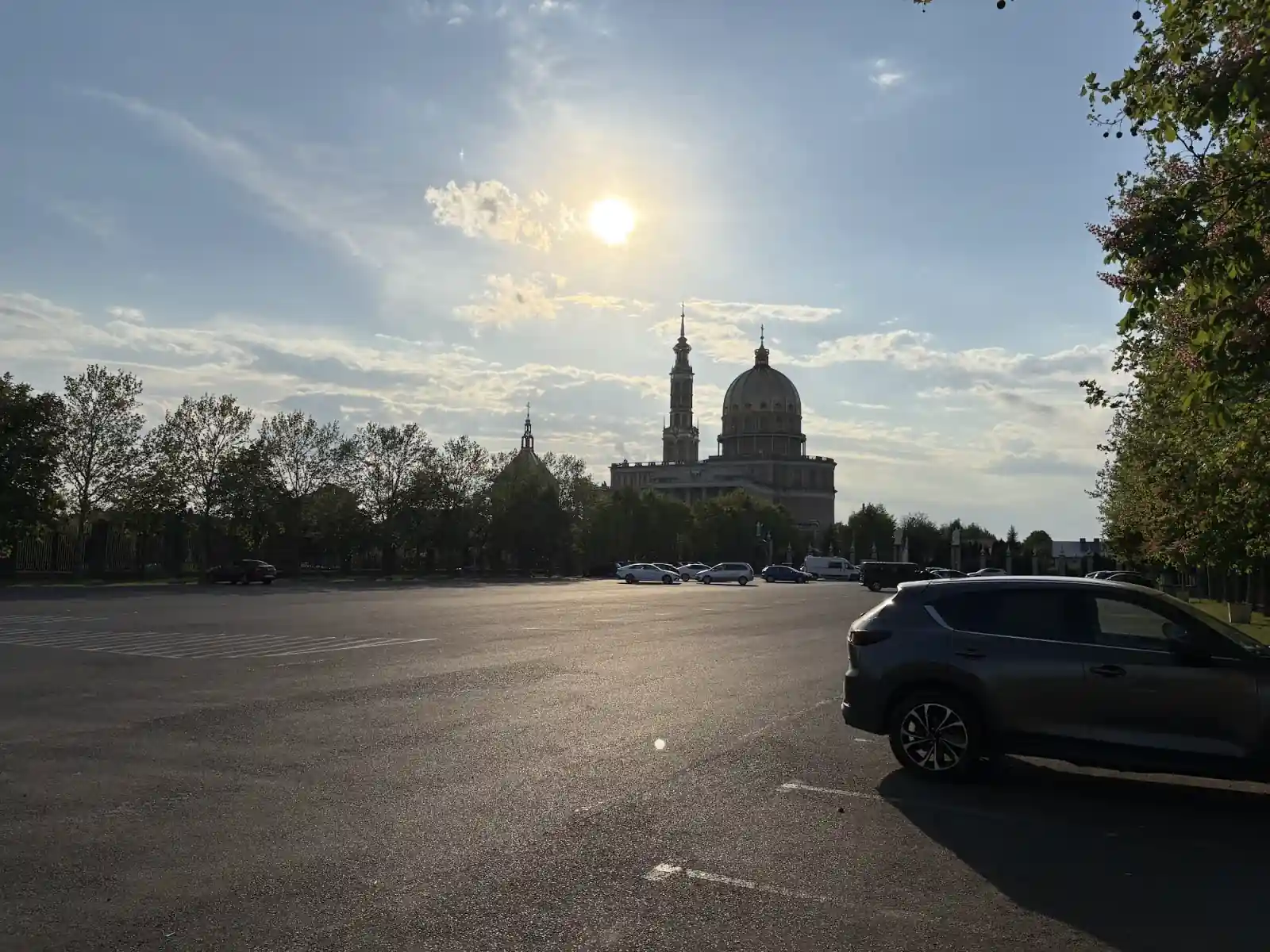 Kostenloser Pilgerparkplatz gegenüber der Basilika von Licheń, Blick auf Kuppel und Glockenturm