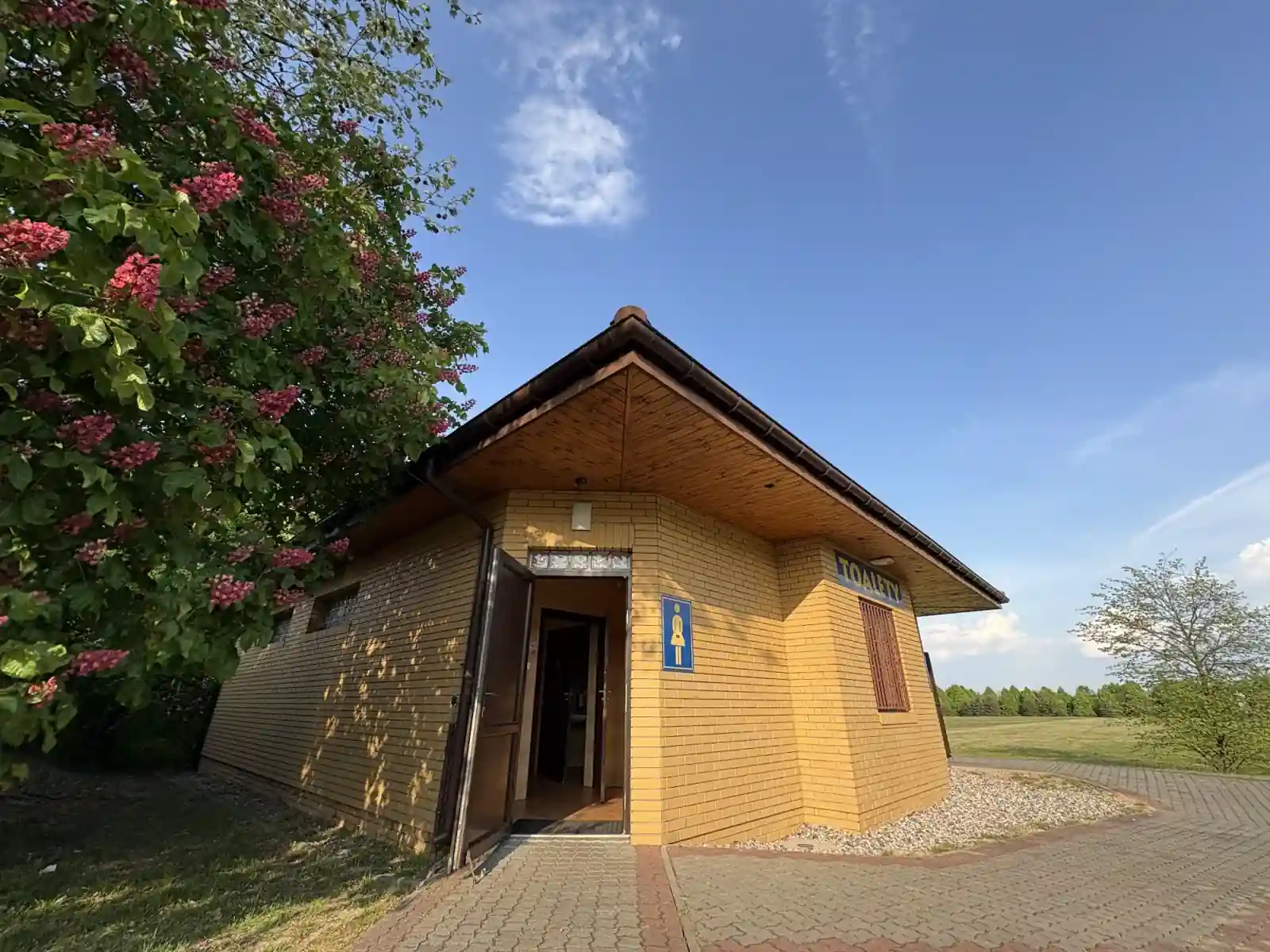 Kostenlose öffentliche Toilette auf dem Sanktuariums-Gelände von Licheń