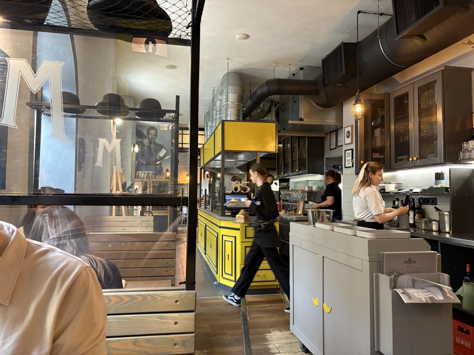 Restaurant Manekin in Łódź mit gelber Theke und Personal