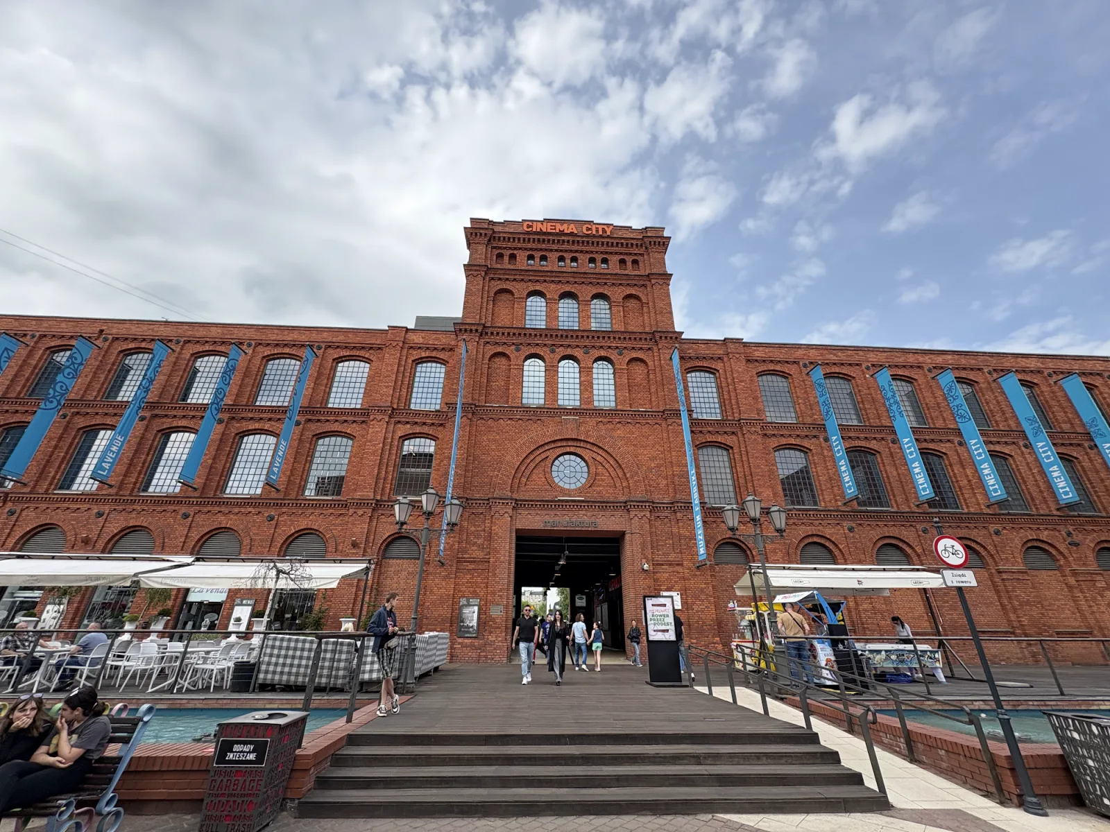 Backsteingebäude der Manufaktura mit Cinema City Turm in Łódź