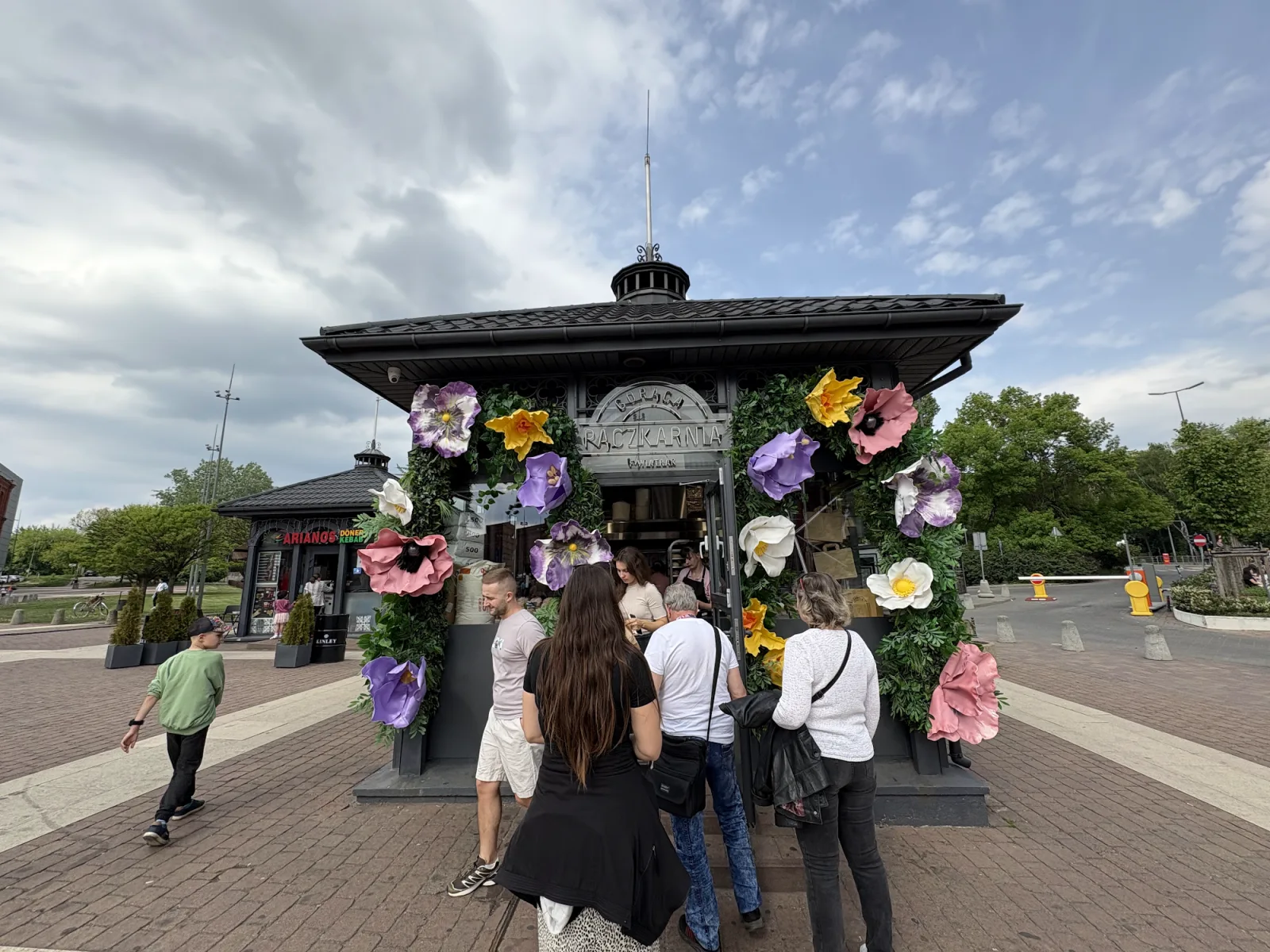 Blumengeschmückter Pączki-Kiosk Gorąca Pączkarnia F-Wiatrak in Łódź