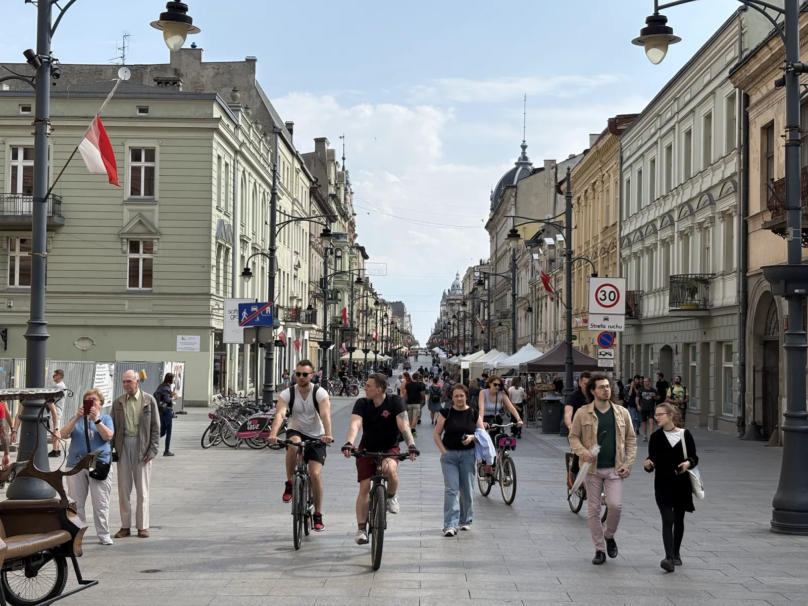 Piotrkowska-Straße in Łódź mit Radfahrern und historischen Fassaden