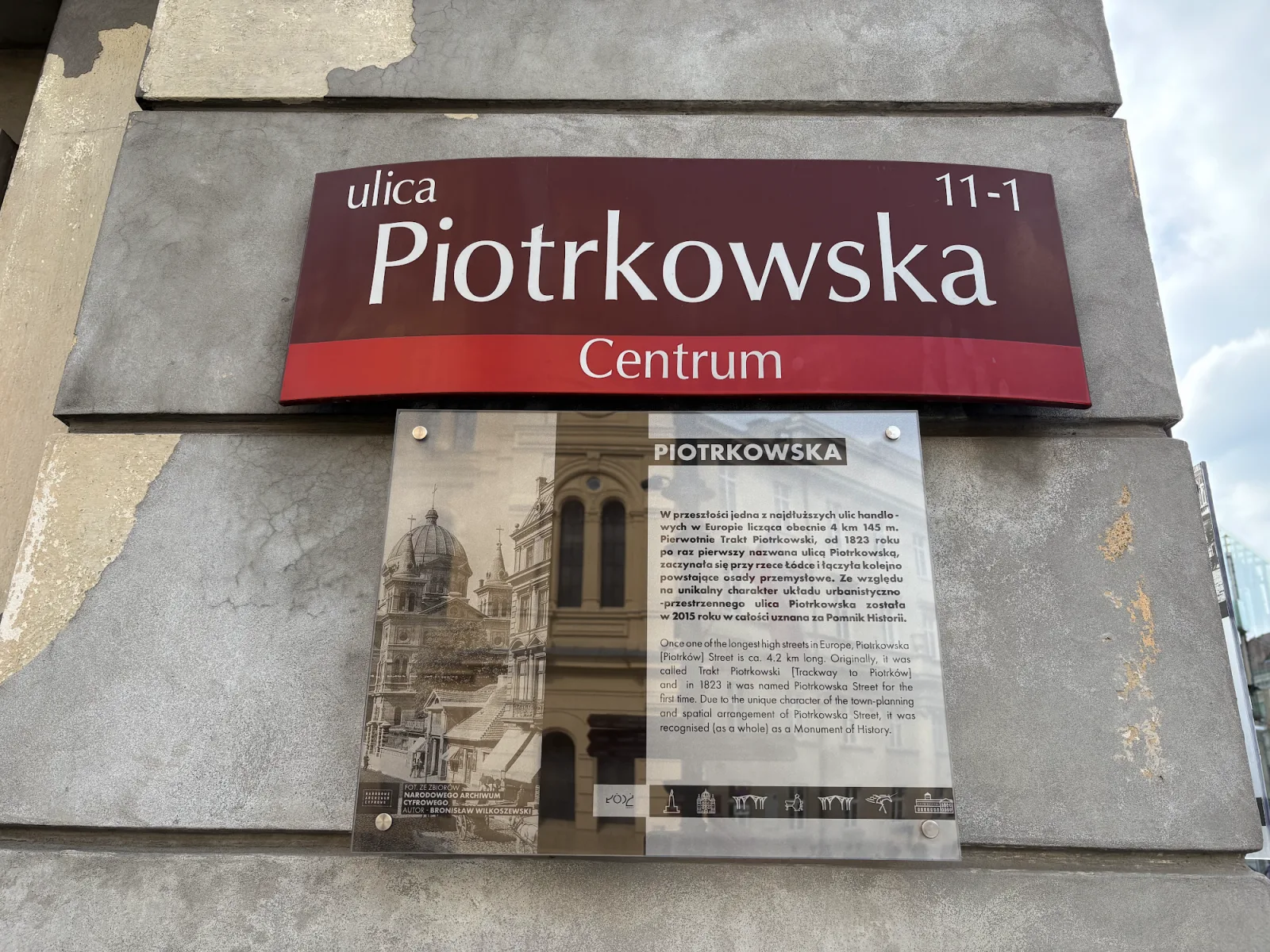 Offizielles Straßenschild der Piotrkowska-Straße in Łódź mit Infotafel zur Streckenlänge