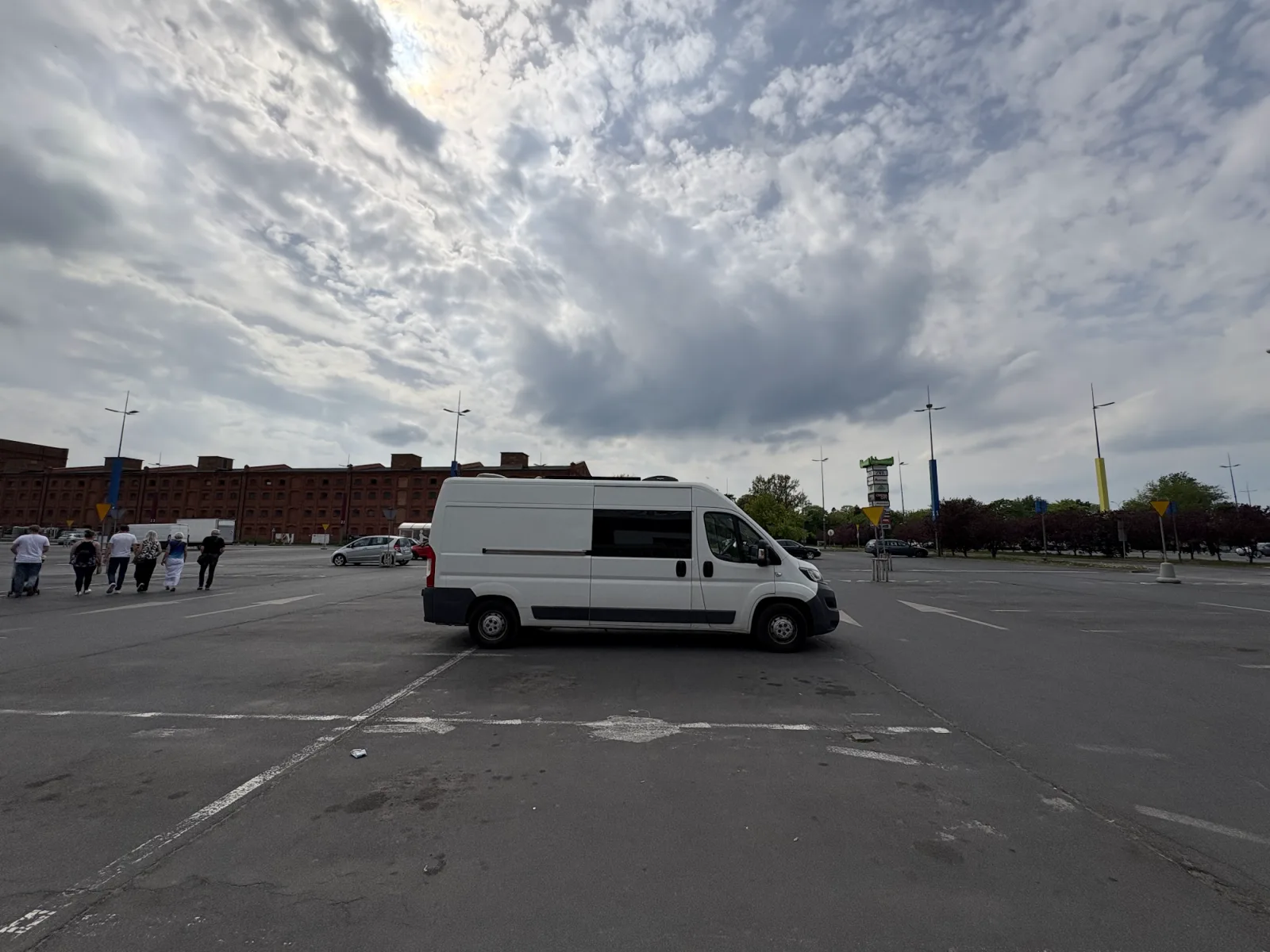 Wohnmobil auf dem Parkplatz an der Manufaktura in Łódź