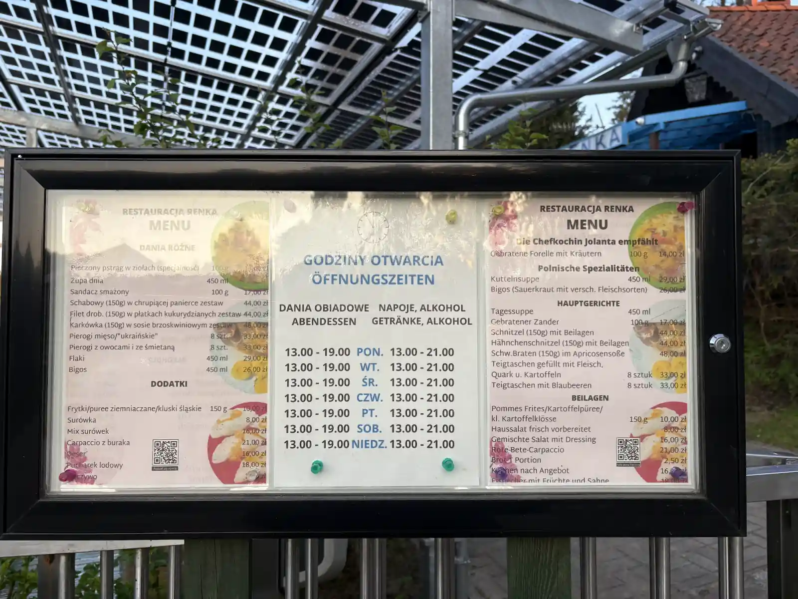 Menütafel eines Restaurants in Masuren mit Preisen in Złoty für die Tagesplanung