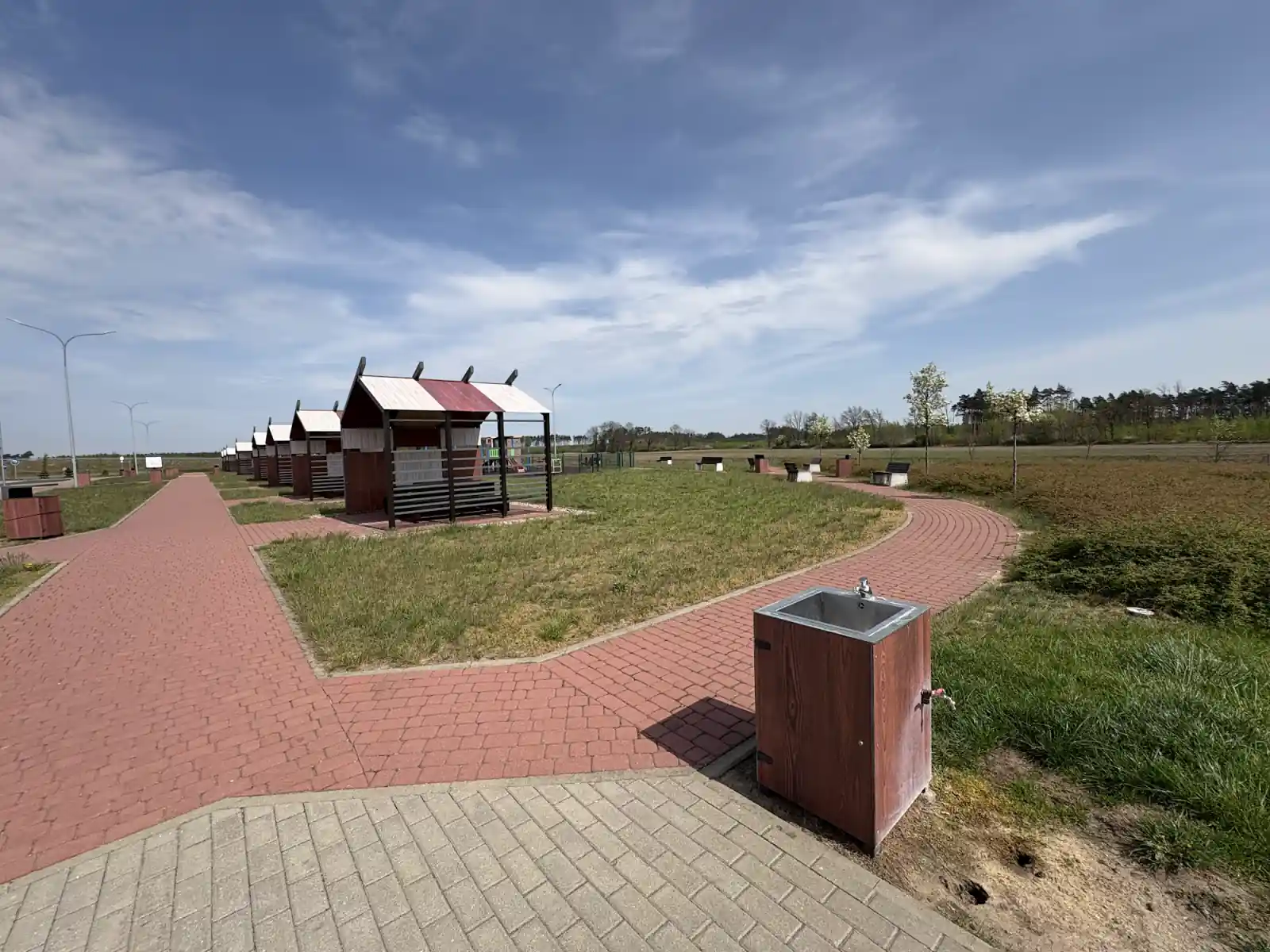 Polnische Autobahnraststaette mit Wasserzapfstelle und Rastplaetzen fuer Wohnmobile