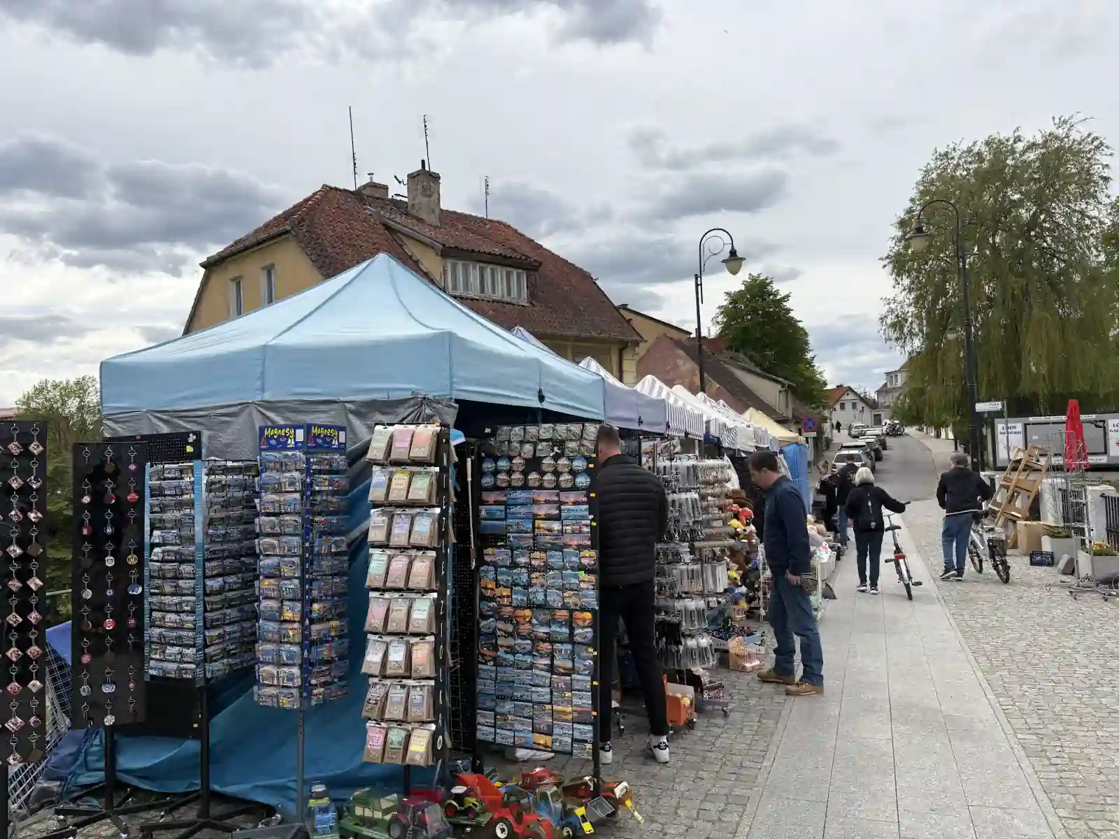 Mikołajki Innenstadt Souvenirstände Polen Wohnmobil