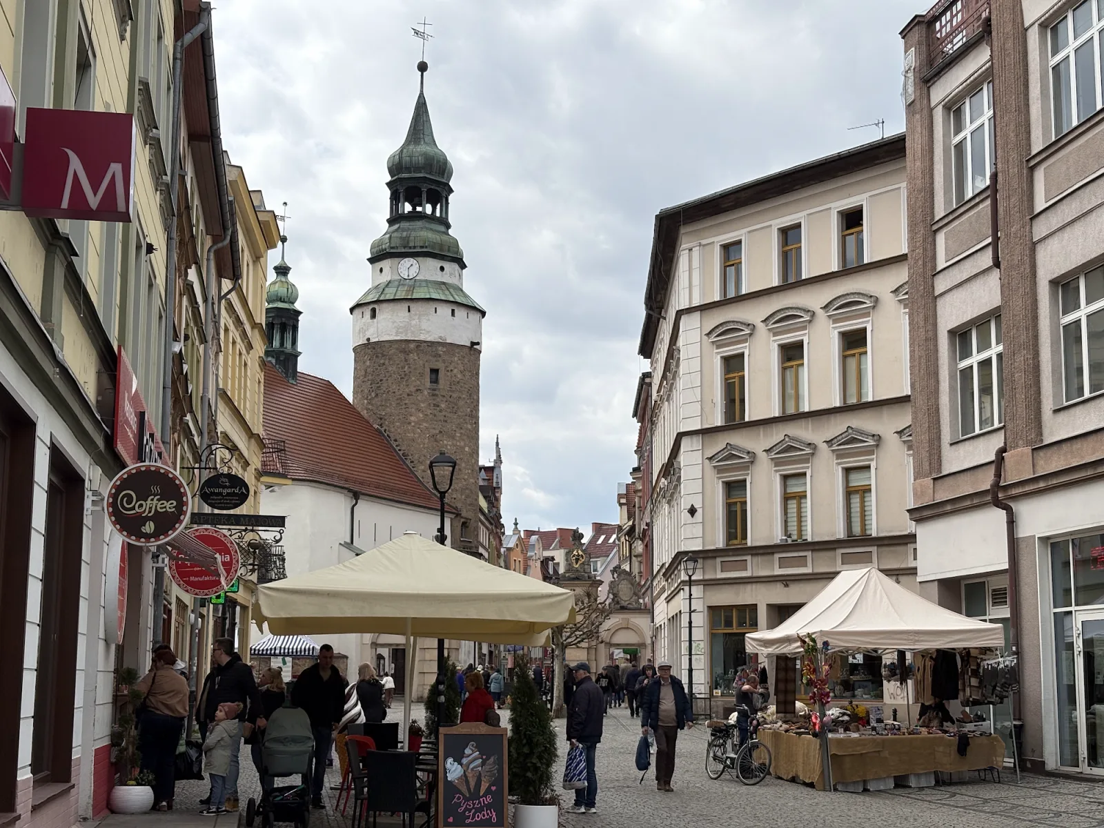 Marktplatz von Hirschberg (Jelenia Góra) mit Rathausturm, Ausgangspunkt für Süd-Polen mit dem Wohnmobil