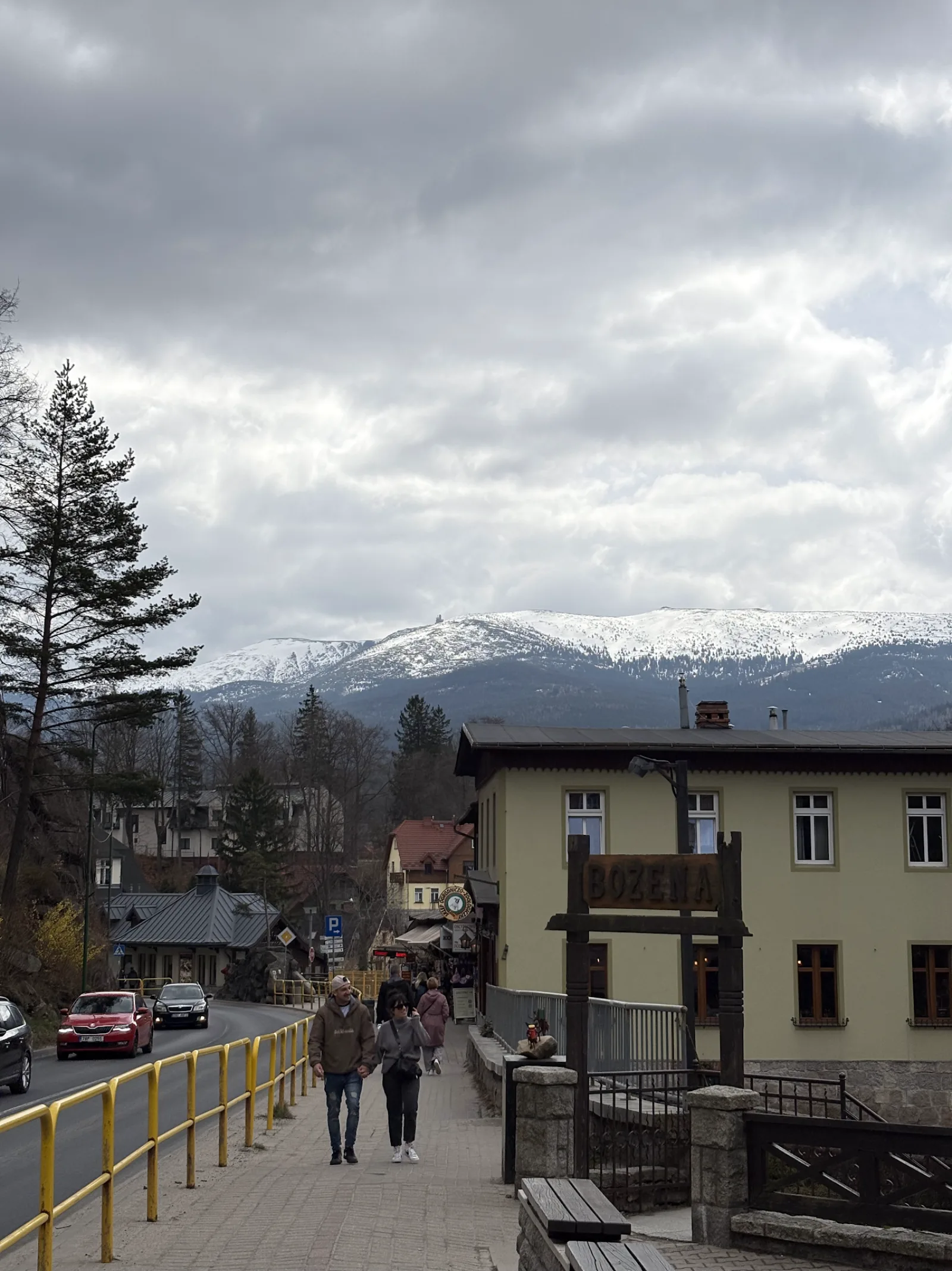 Blick auf die schneebedeckte Schneekoppe im Riesengebirge, gesehen von Karpacz