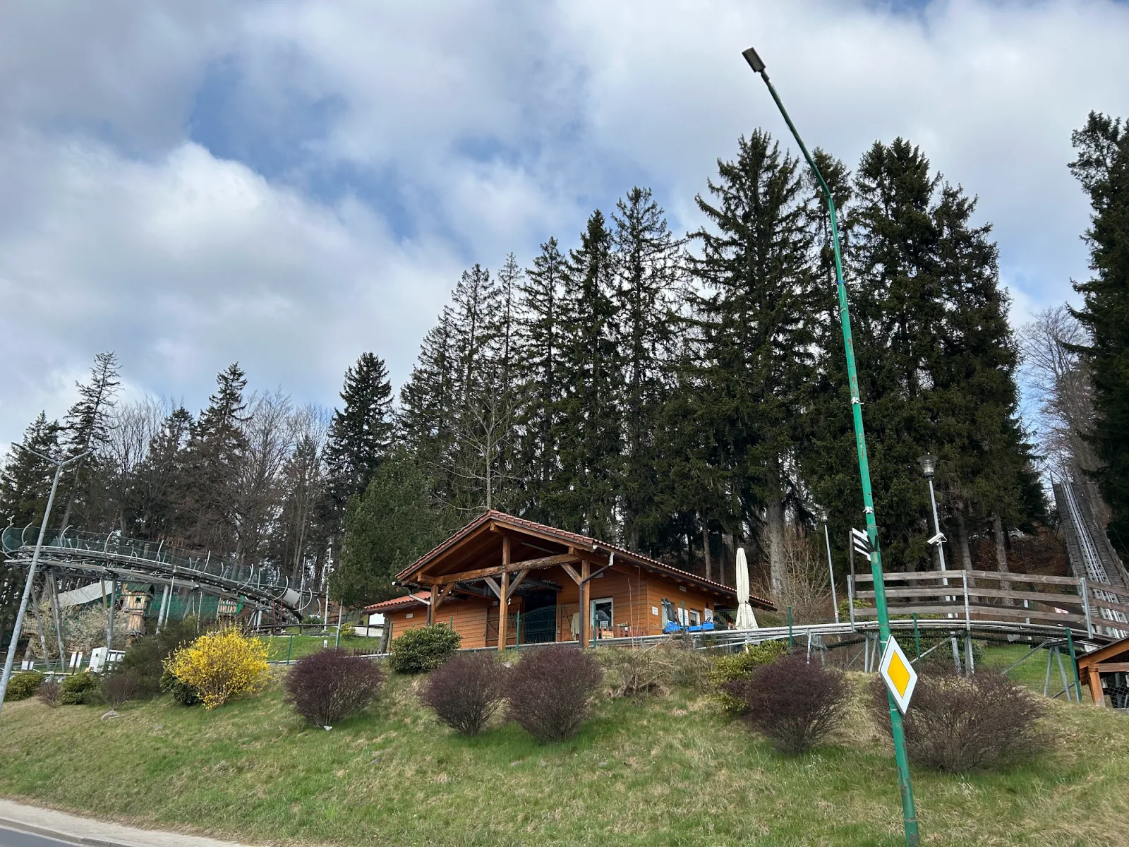 Schreiberhau (Szklarska Poręba) mit Sommerrodelbahn und Nadelwald am Fuß des Riesengebirges
