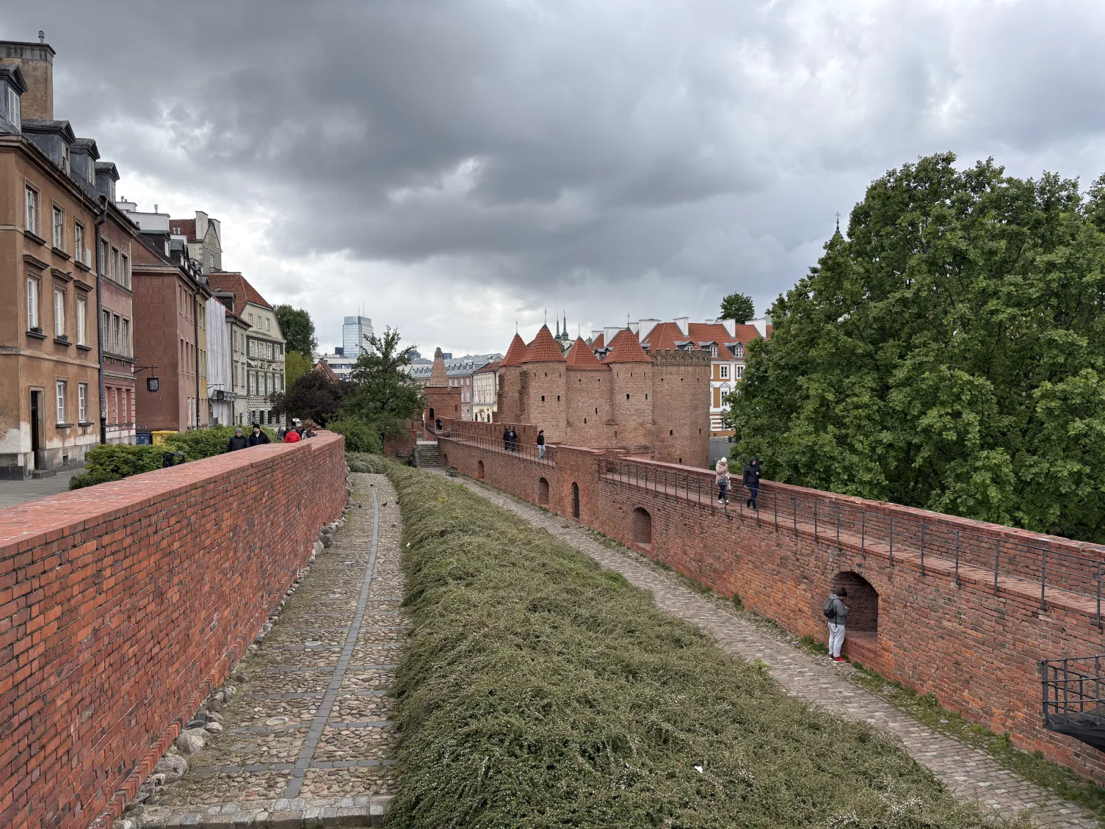 Barbakan und Stadtmauer