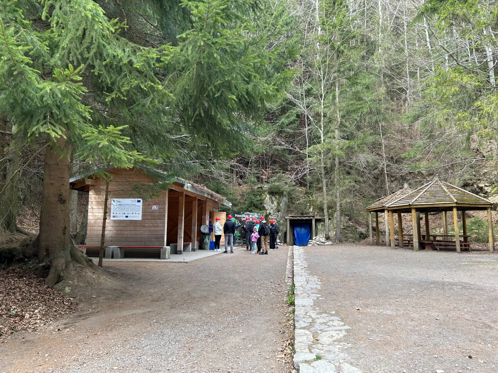 Komplex Osówka Empfangsgebäude mit Weg zum Tunneleingang im Wald, eigene Aufnahme Lehmann Vlogs