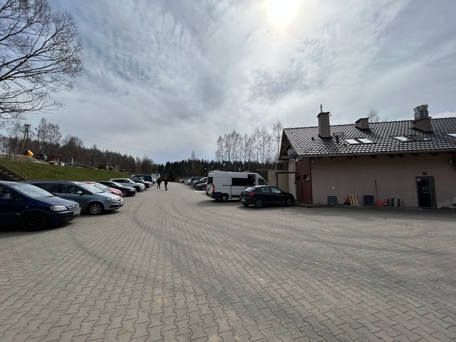 Wohnmobil-tauglicher Parkplatz und Empfangsgebäude am Komplex Osówka mit vielen Camper-Stellflächen