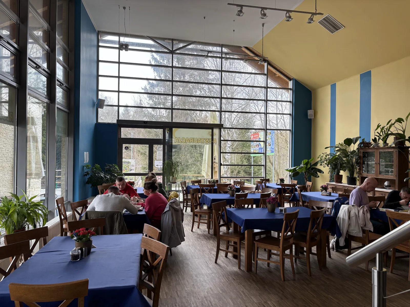 Restaurant und Café im Empfangsbereich vom Komplex Osówka mit großer Fensterfront, eigene Aufnahme