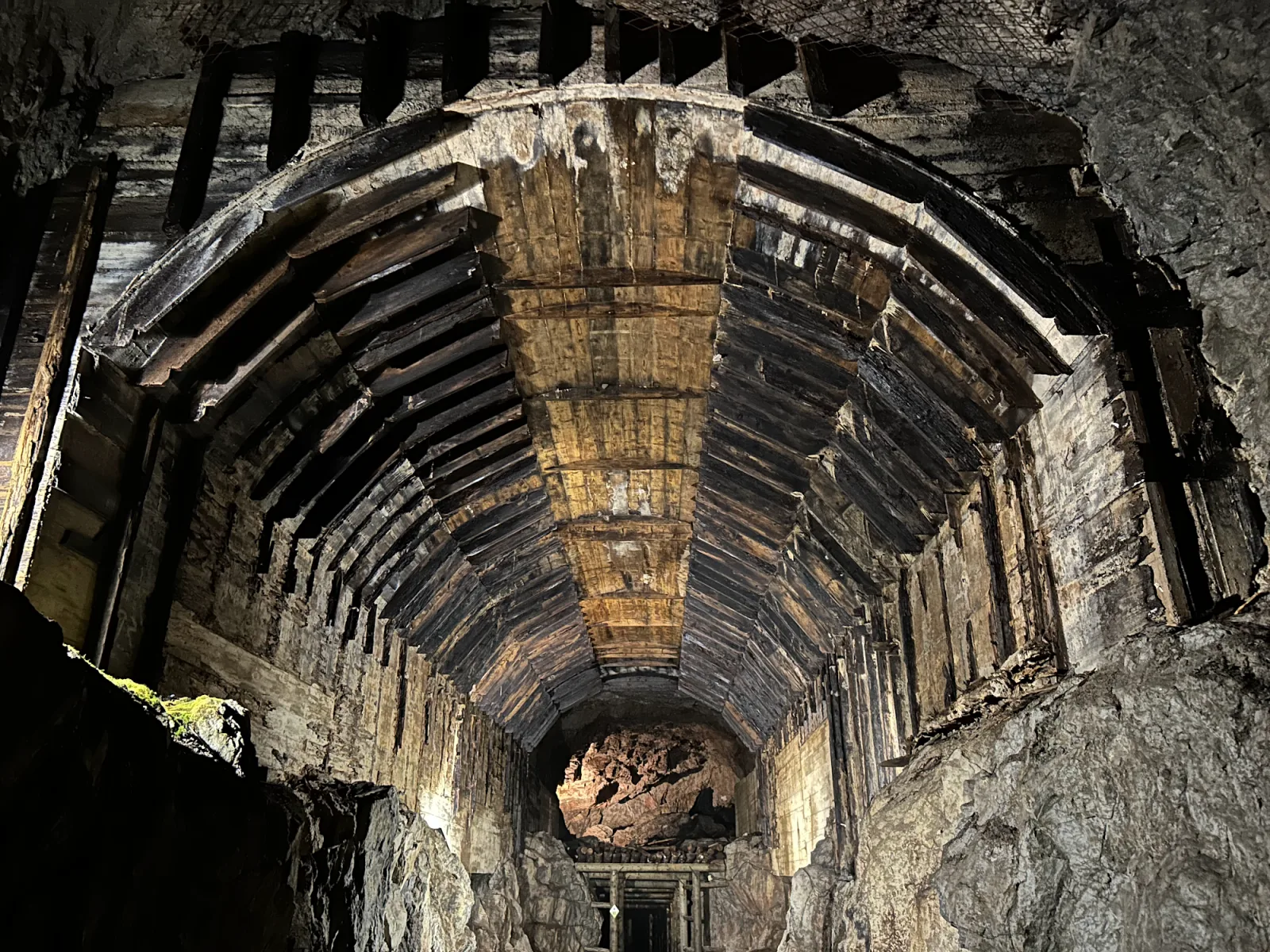 Beeindruckende Holzverbau-Konstruktion an einer Tunnel-Decke im Projekt Riese Osówka, eigene Aufnahme
