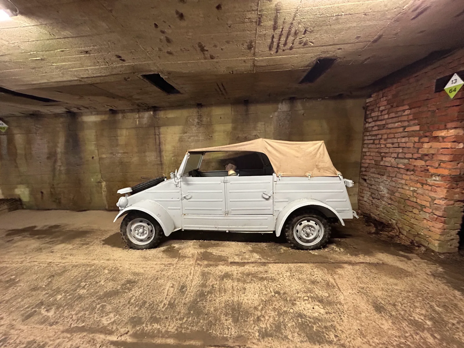 VW Kübelwagen aus dem Zweiten Weltkrieg im Tunnel des Projekt Riese Osówka, eigene Aufnahme