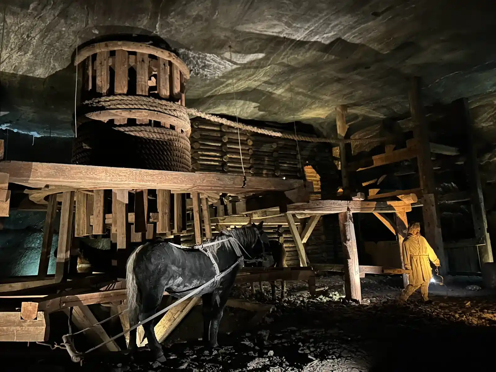 Historische Bergbau-Technik im Salzbergwerk Wieliczka, Pferdegöpel und Seilwinden unter Tage