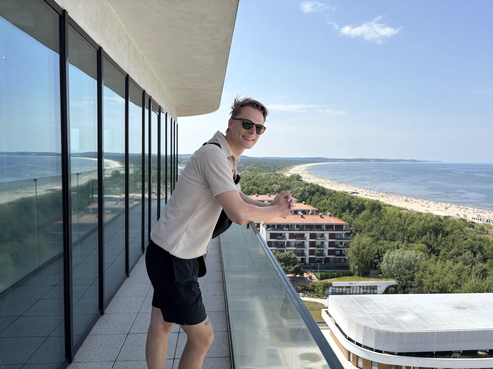 Mark auf der Terrasse des Café Horizon im 13. Stock des Radisson Hotel Swinemünde mit Blick auf Ostsee und Hauptstrand
