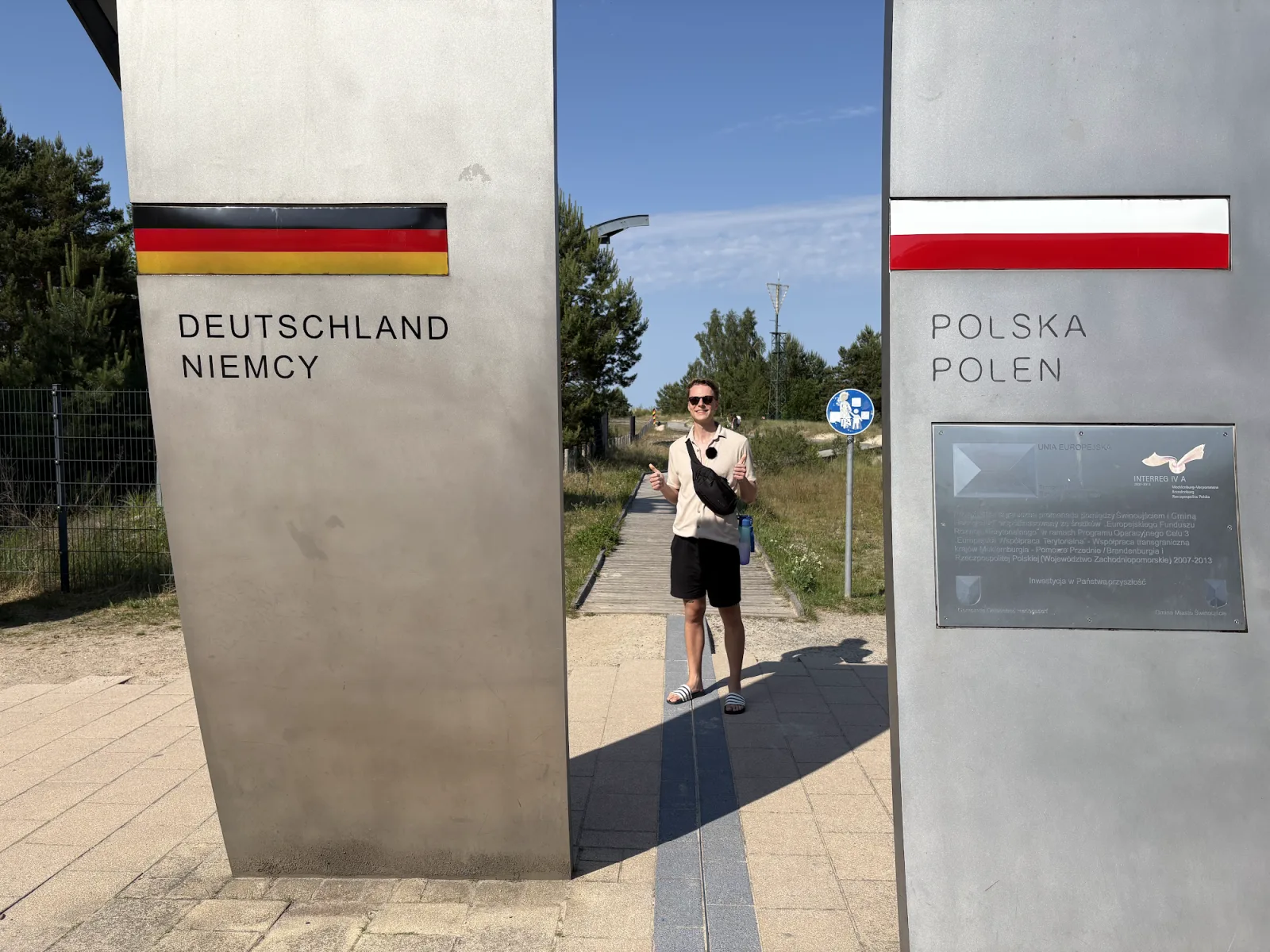 Grenztor Deutschland-Polen auf der Europapromenade Swinemünde mit Ahlbeck – zwei Stelen mit Nationalflaggen