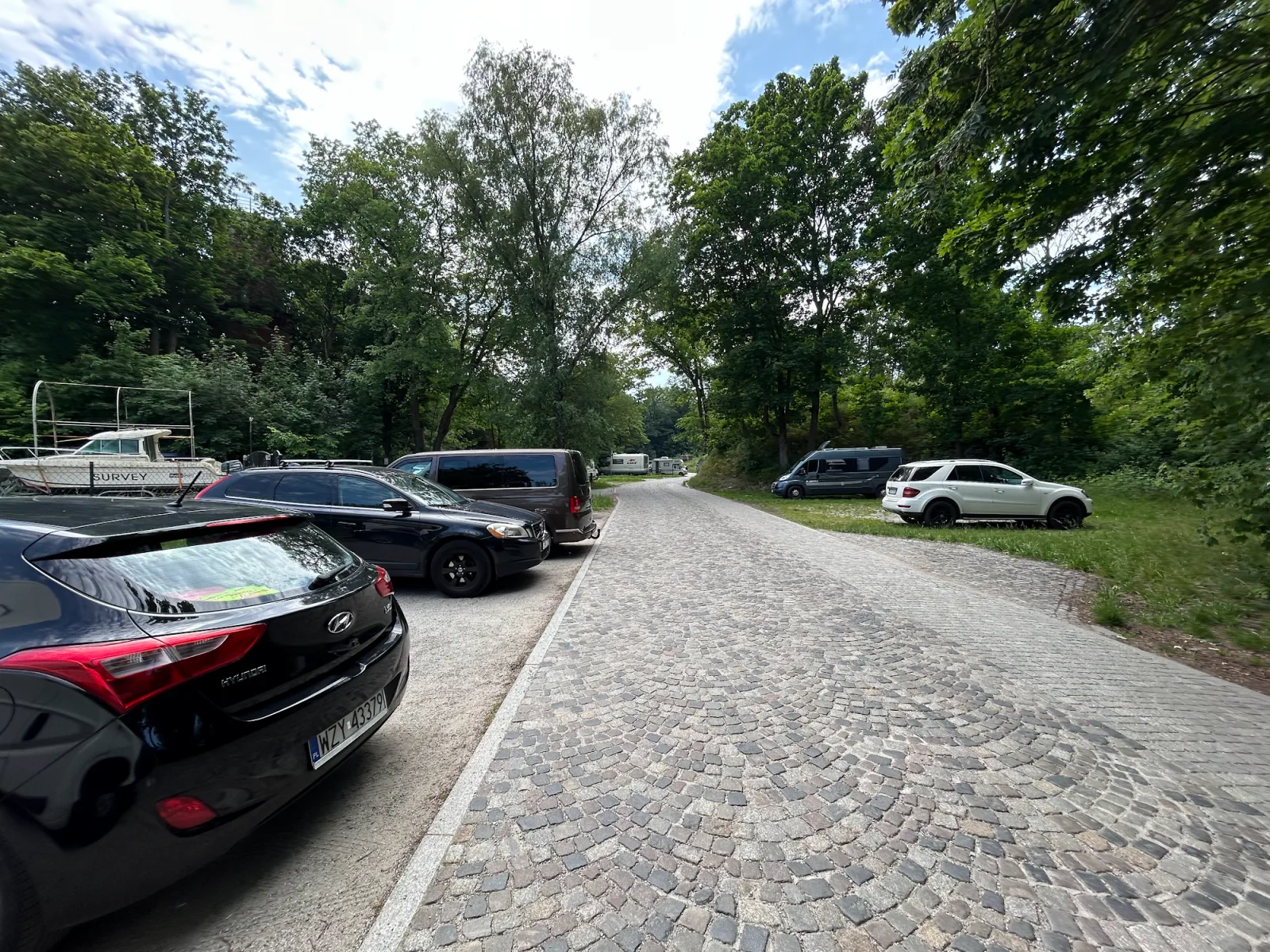 Kostenloser Wohnmobil-Parkplatz am Waldrand in Swinemünde nahe der Stawa-Młyny-Mühlenbake