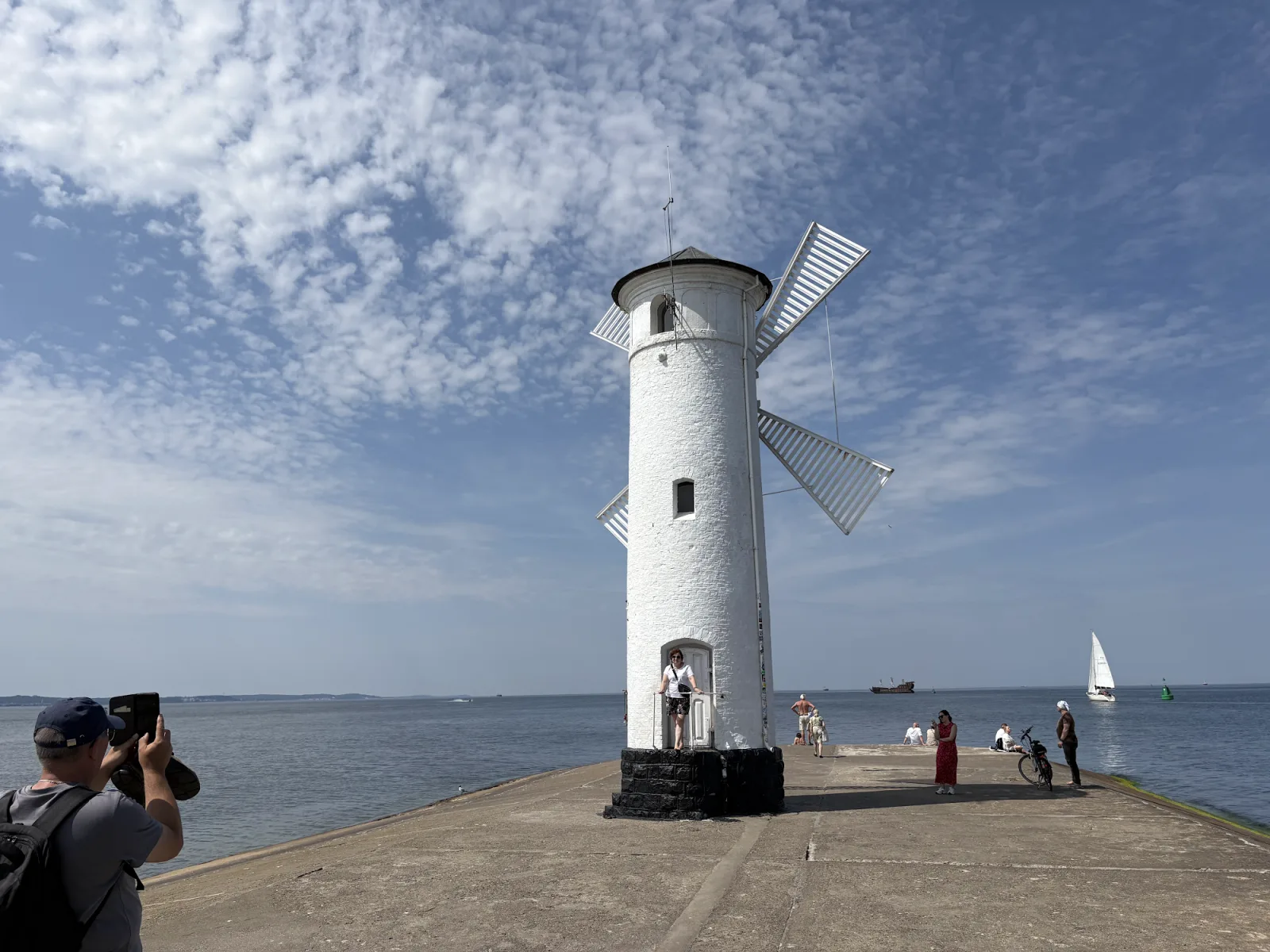 Mühlenbake Stawa Młyny in Swinemünde – weißer Turm mit vier Windmühlenflügeln an der Westmole