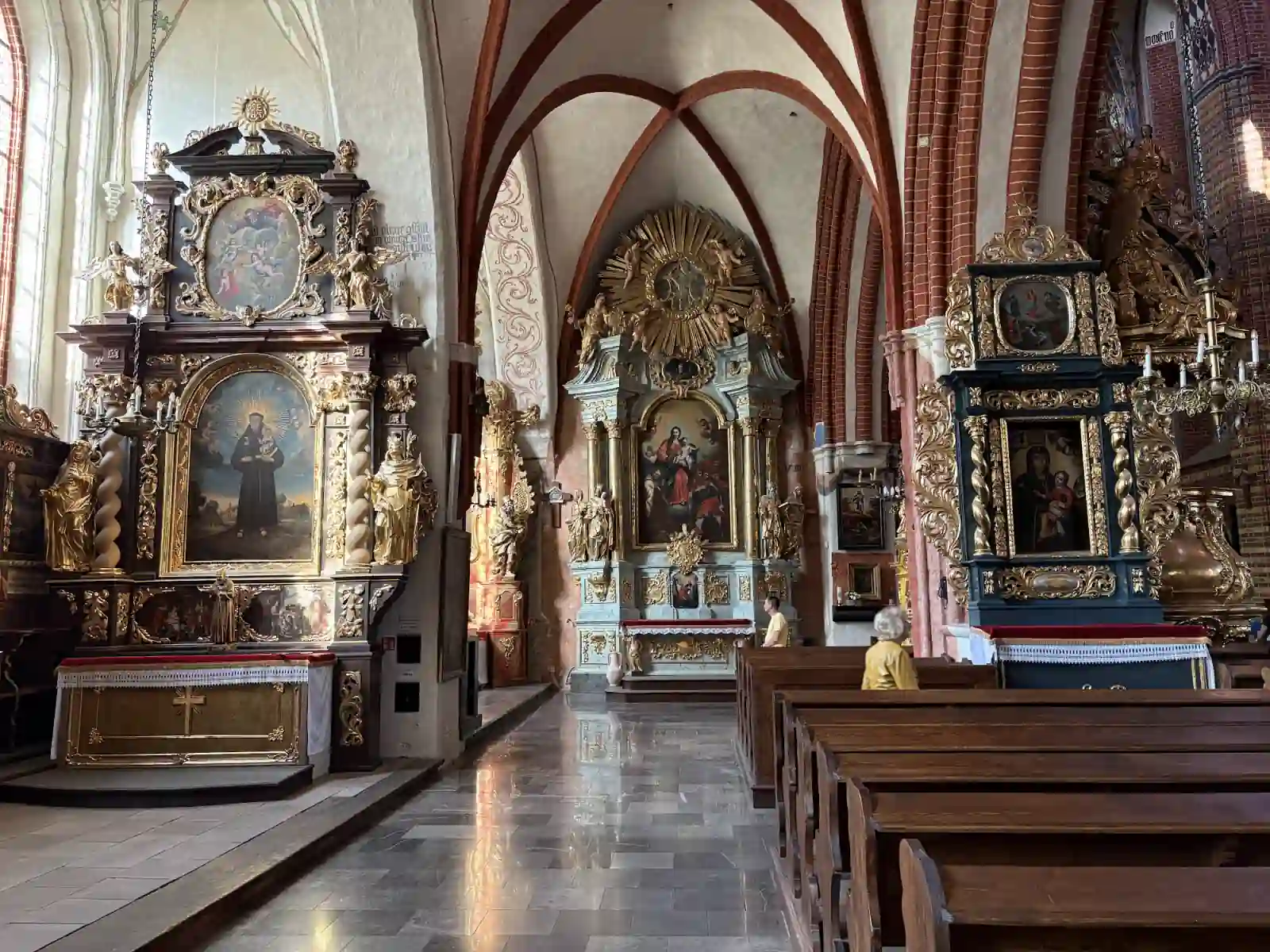 Gotischer Innenraum der Jakobskirche in Thorn, Backsteingotik des UNESCO-Welterbes