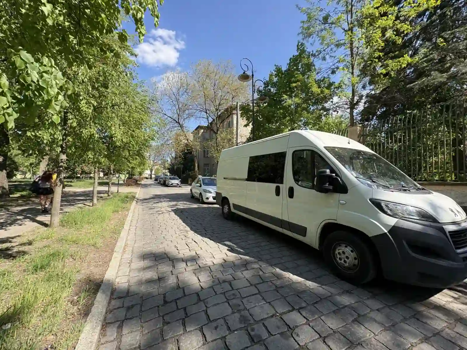 Wohnmobil auf gepflasterter Straße nahe der Thorner Altstadt
