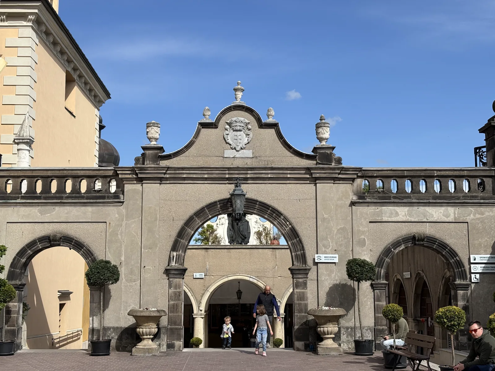 Barockes Torhaus mit Wieczernik-Beschilderung am Eingang zur Jasna-Góra-Klosteranlage