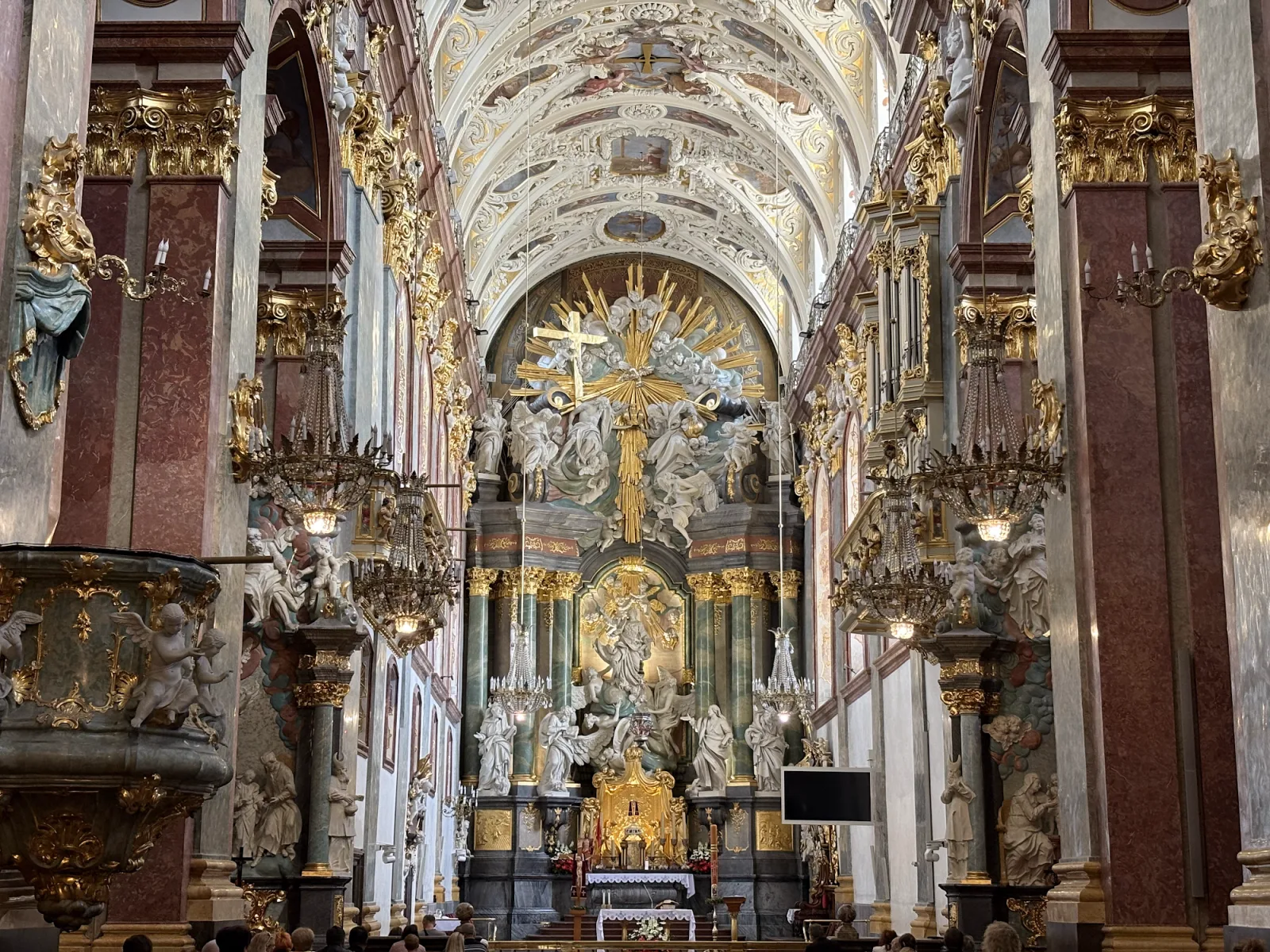 Vergoldeter Barock-Hauptaltar der Jasna-Góra-Basilika in Tschenstochau mit Kronleuchtern