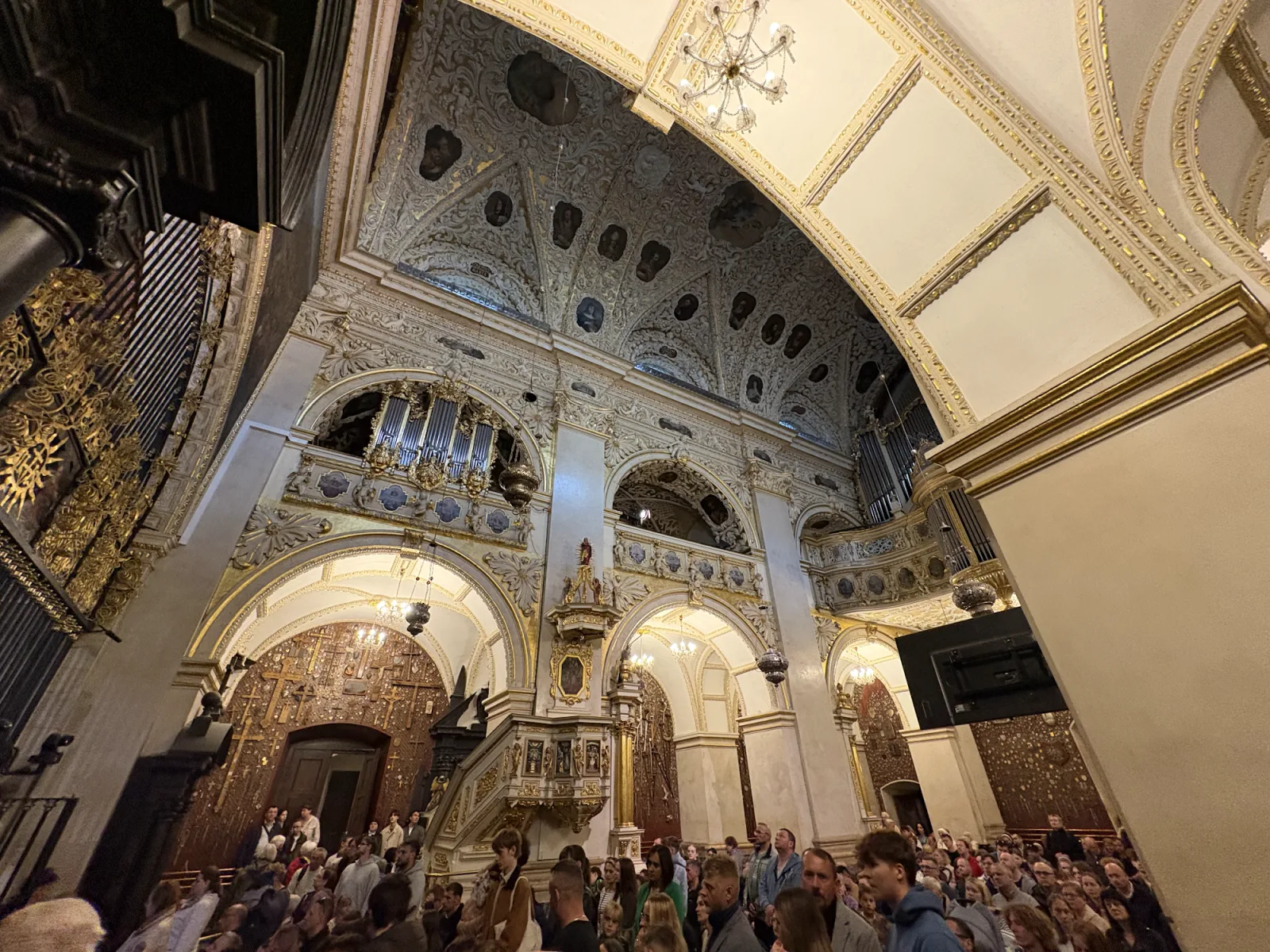 Innenraum der Kapelle in Jasna Góra Tschenstochau mit historischer Orgel und Pilgern