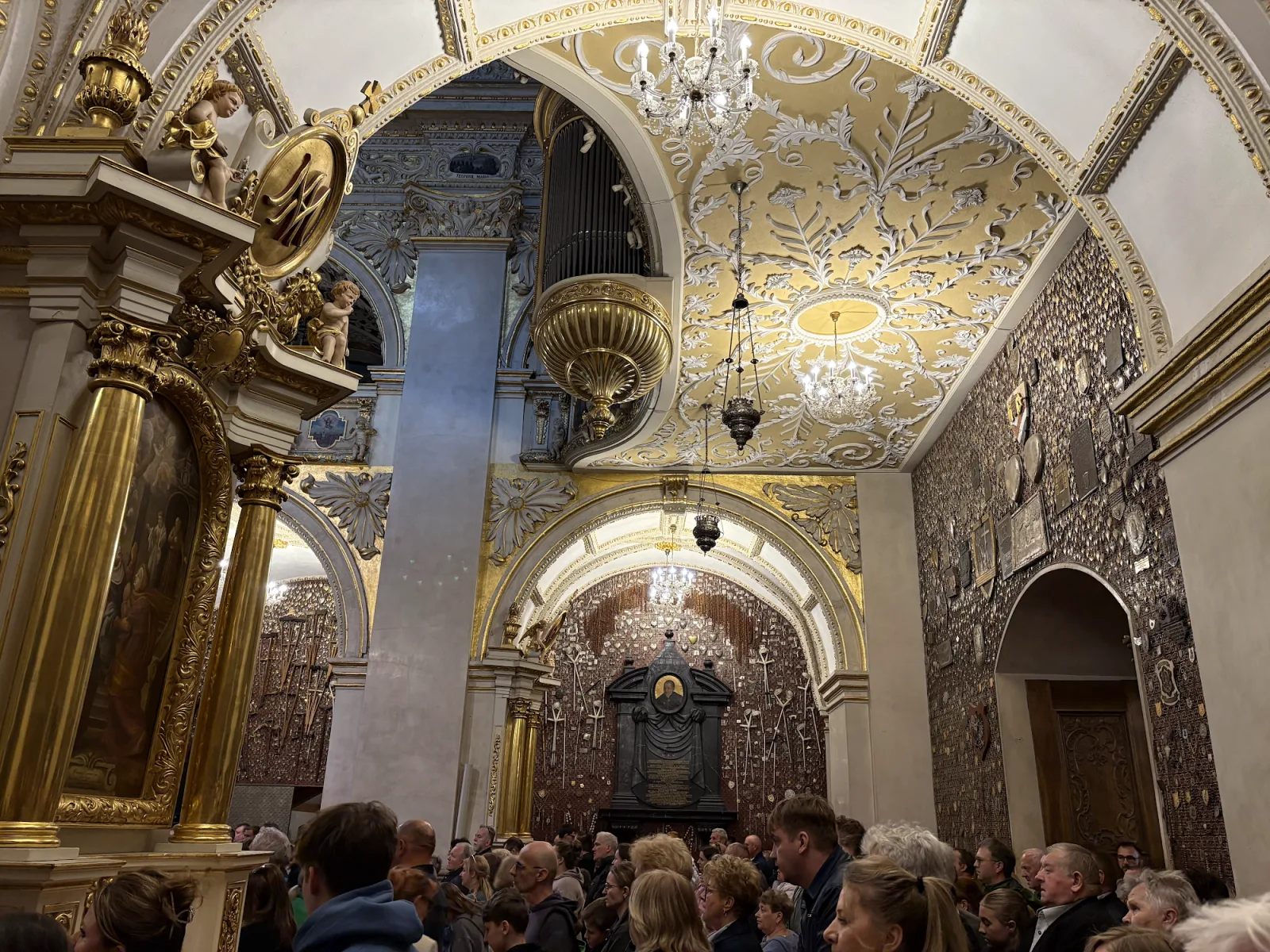 Innenraum der Kapelle der Schwarzen Madonna in Jasna Góra mit Pilgern und vergoldeten Decken