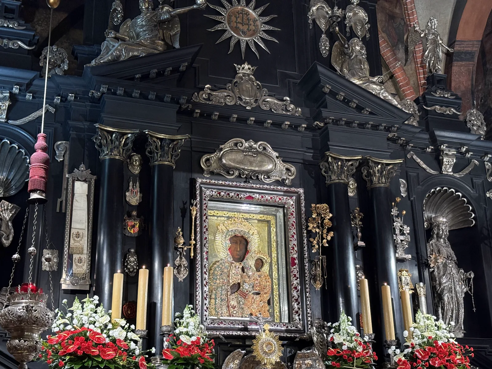 Die Schwarze Madonna in Jasna Góra Tschenstochau am silberbeschlagenen schwarzen Altar mit Blumen