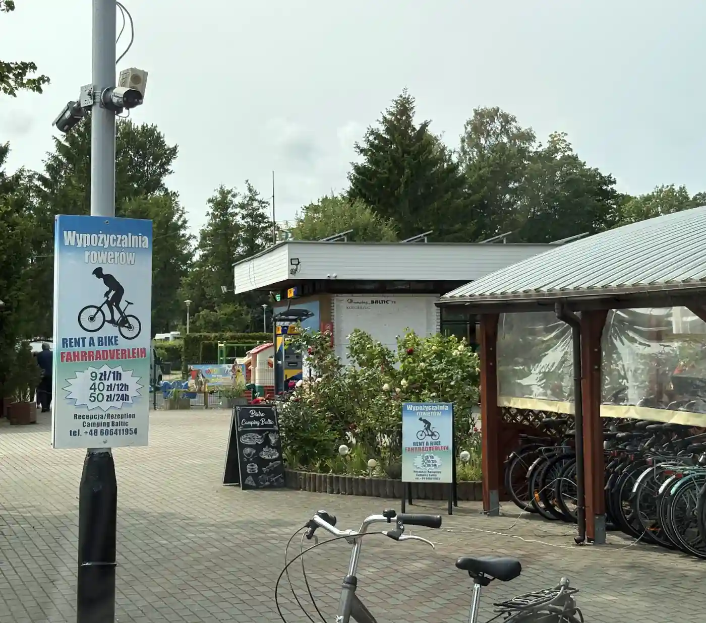 Rezeption und Fahrradverleih auf einem Campingplatz an der polnischen Ostsee