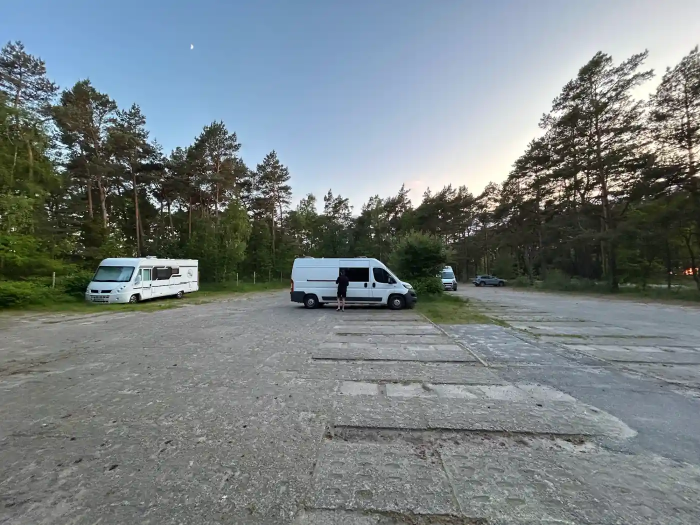 Großer Parkplatz in Polen mit mehreren Wohnmobilen am Abend