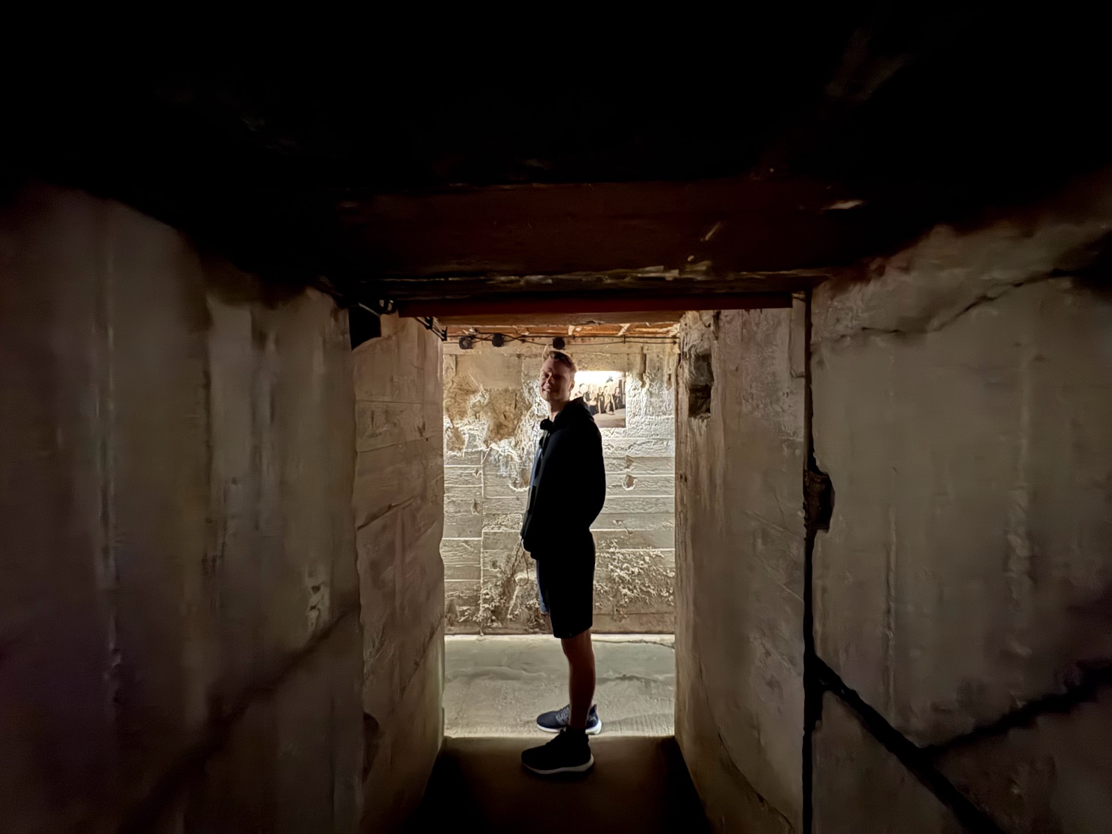 Mark Lehmann steht im Bunker-Durchgang der Wolfsschanze, zeigt Wandstärke und Enge im Größenverhältnis