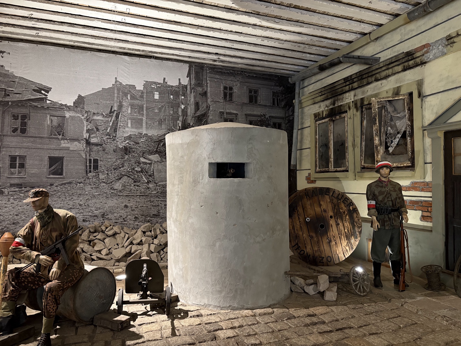 Museum-Diorama in der Wolfsschanze mit Bunker-Rekonstruktion und Warschauer-Aufstand-Foto