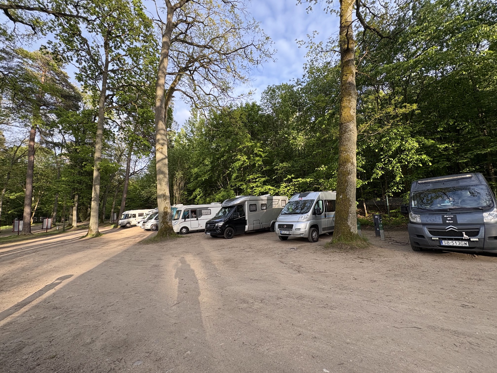 Wolfsschanze-Stellplatz mit Reihe von Wohnmobilen im Wald am Museum, 5/5 Sterne Bewertung Lehmann Vlogs