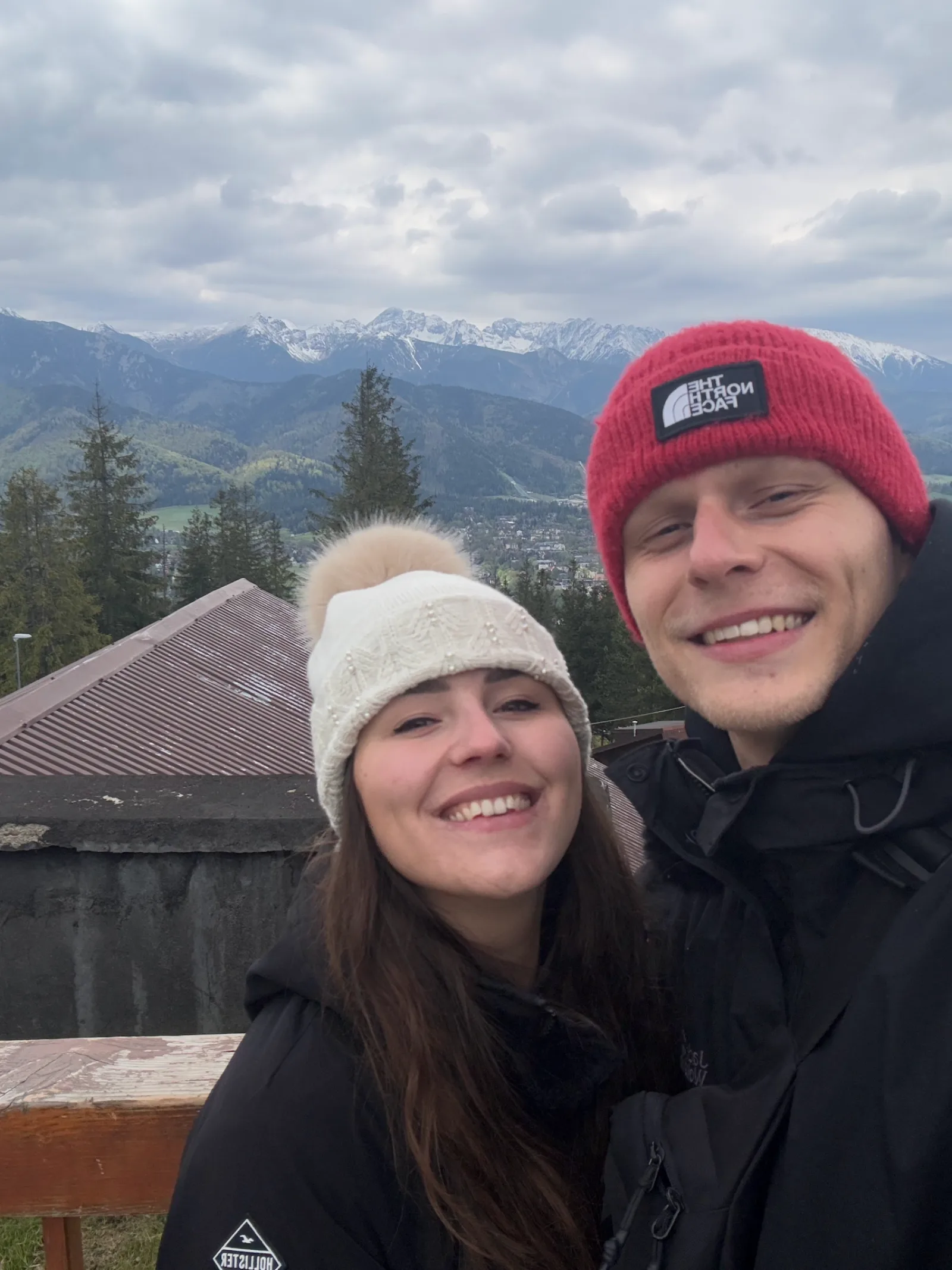 Blick vom Aussichtspunkt bei Zakopane auf die schneebedeckten Gipfel der Hohen Tatra